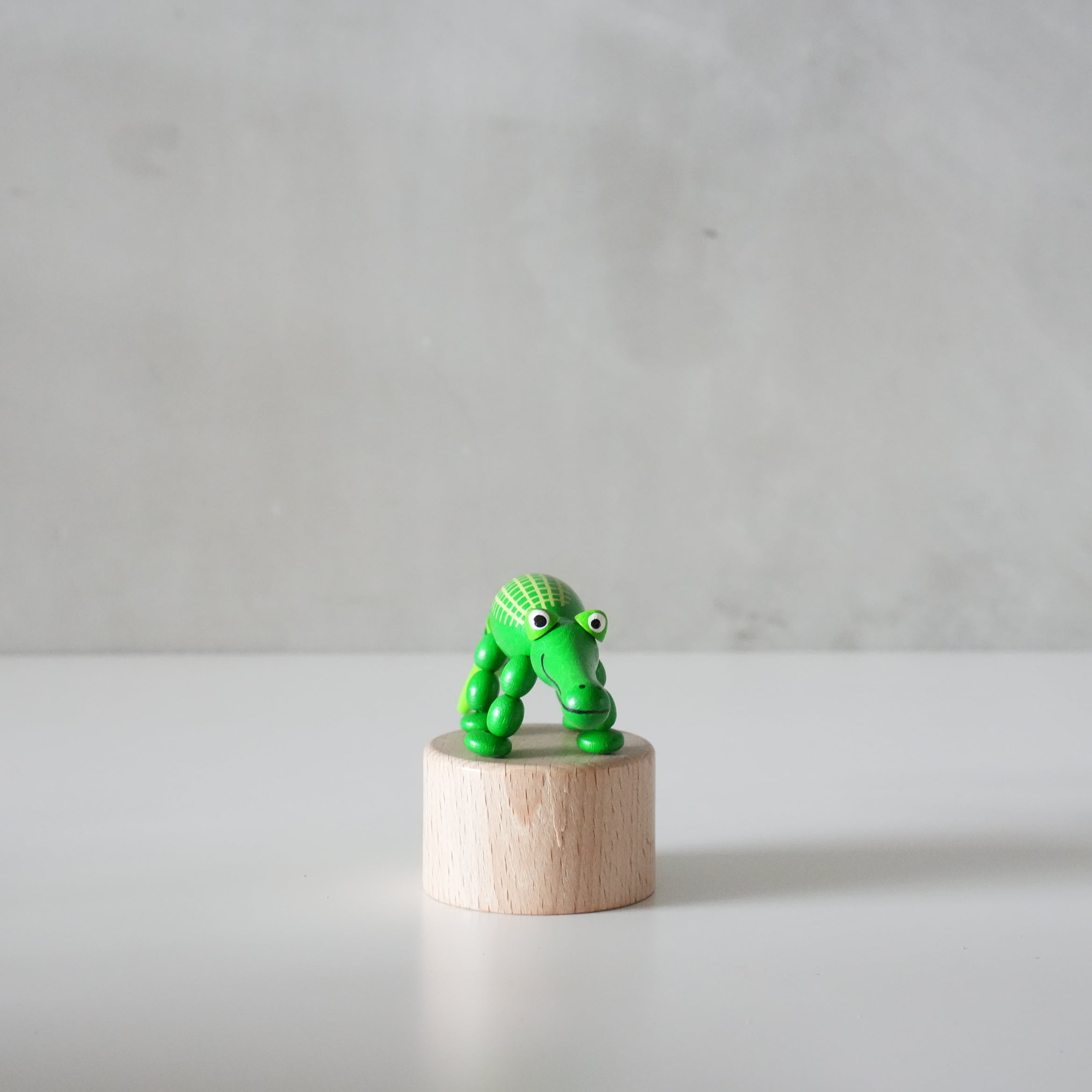 DETOA Wooden Push Up Toy Alligator