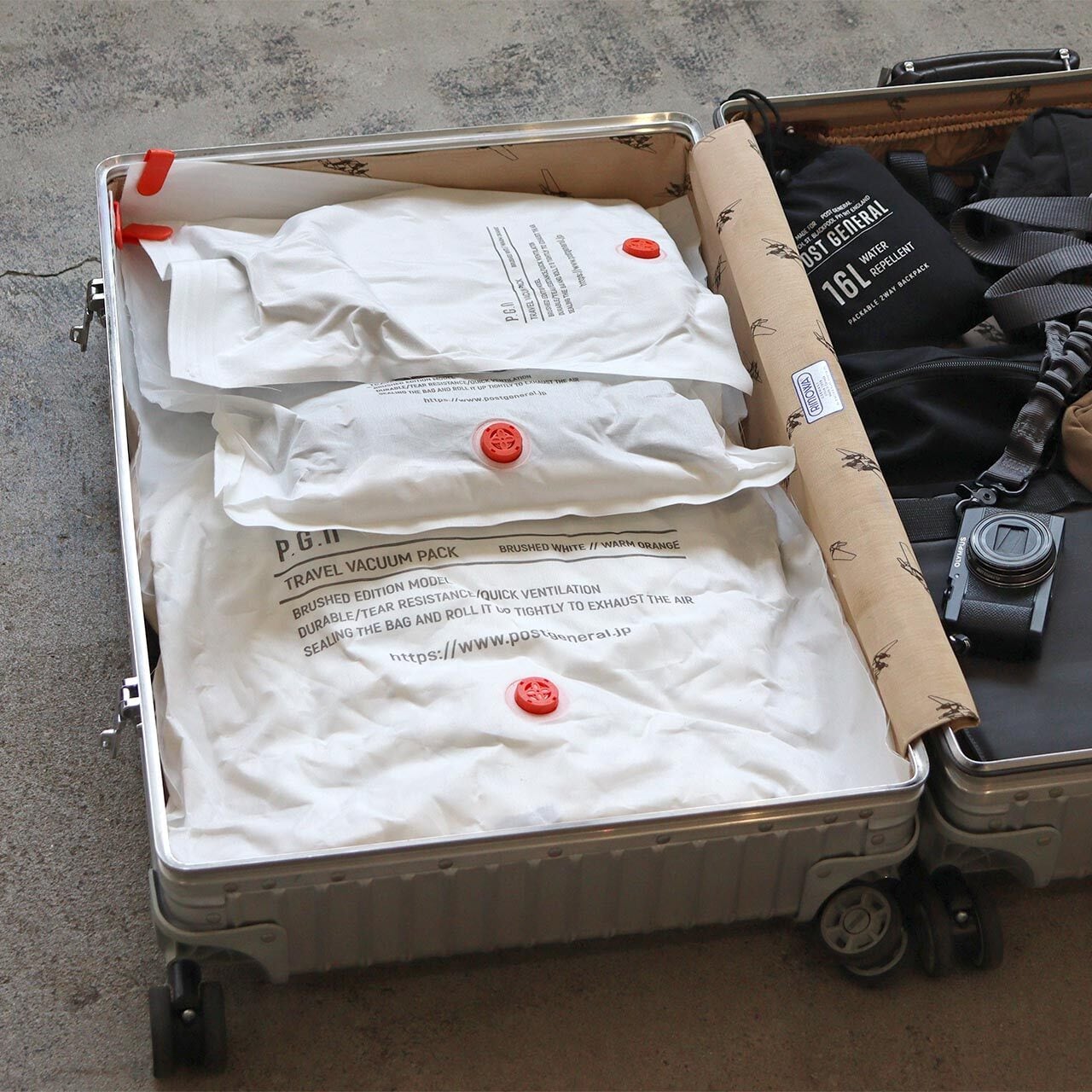 TRAVEL VACUUM PACK LL White