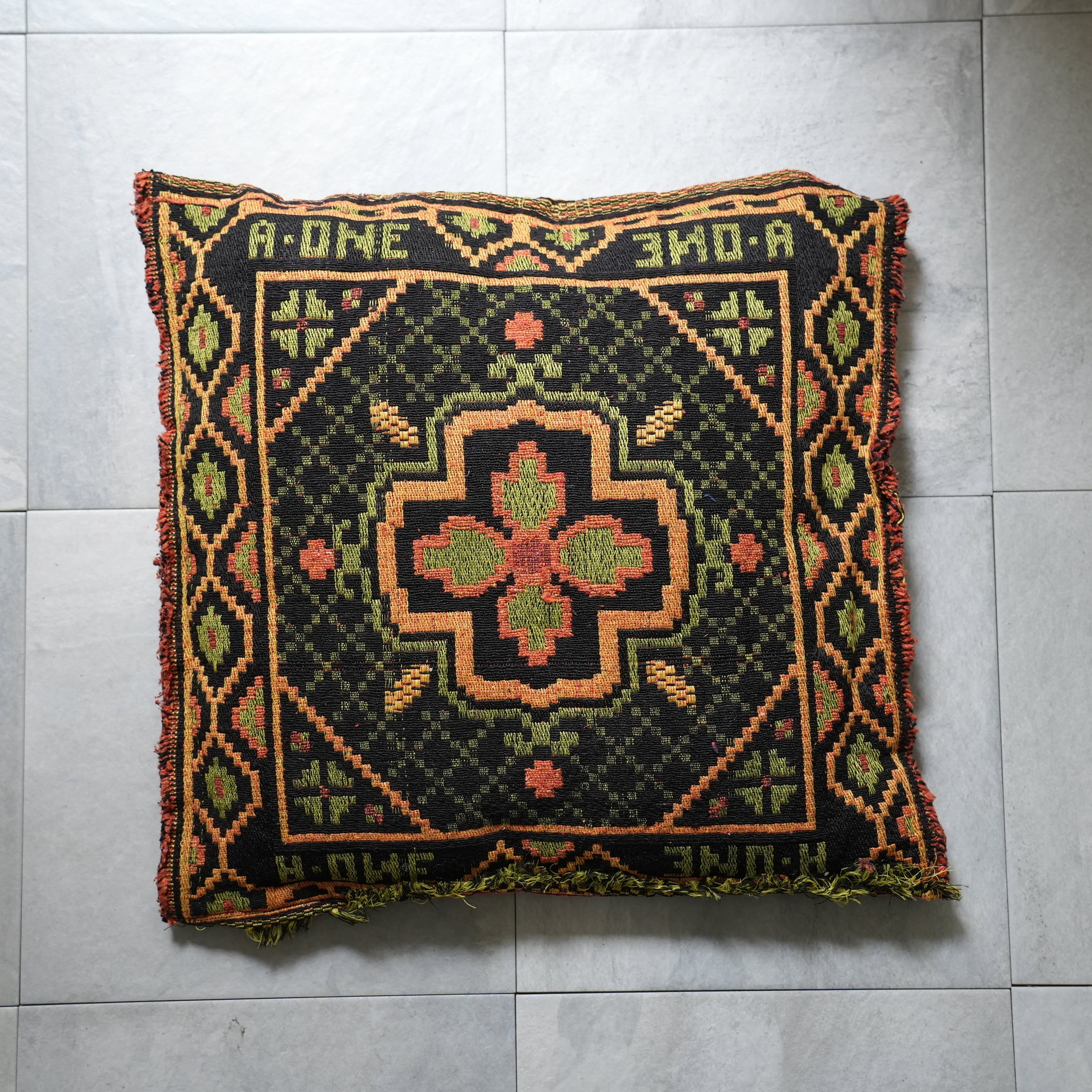 HYBRID INDIAN CUSHION Black