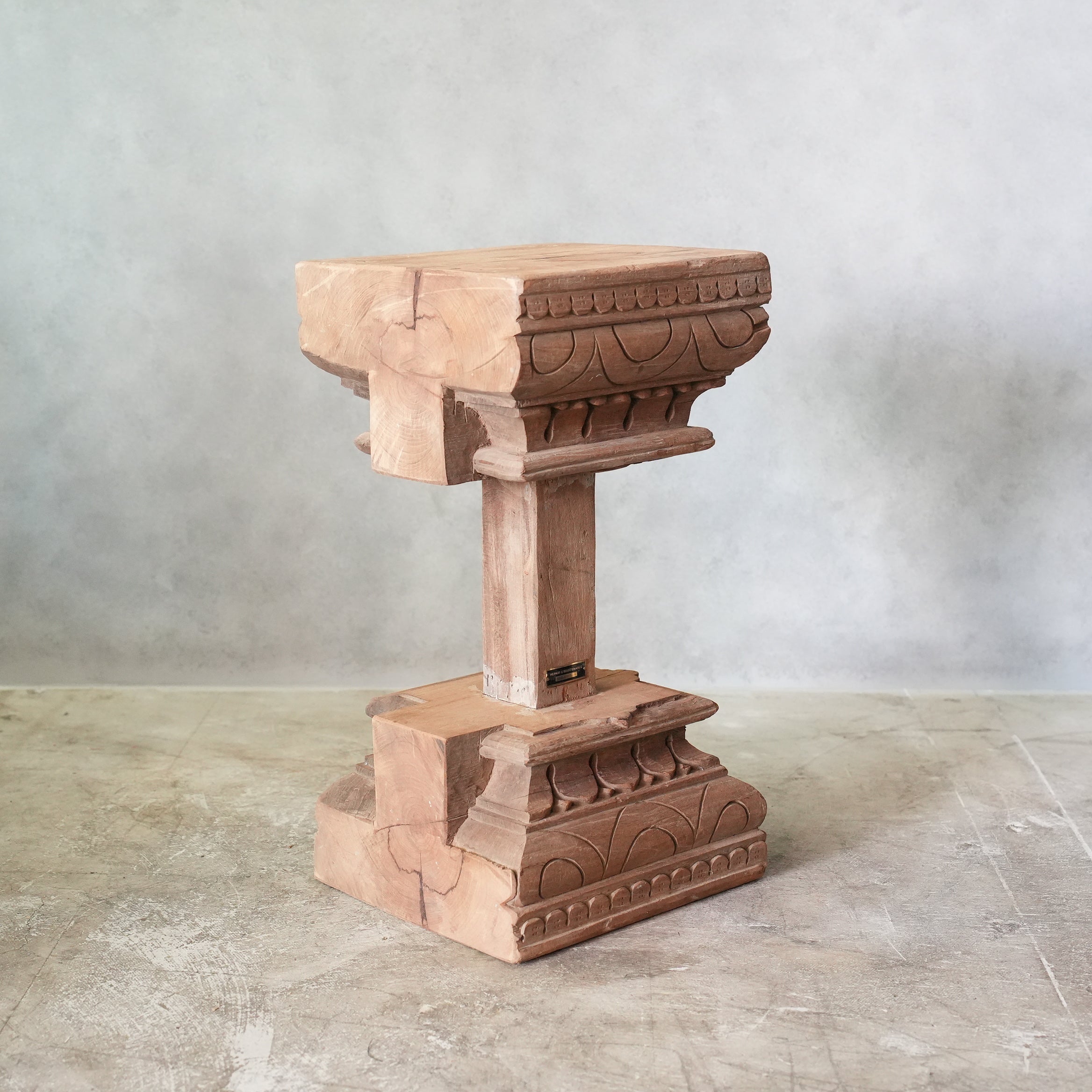 PILLAR STAND C