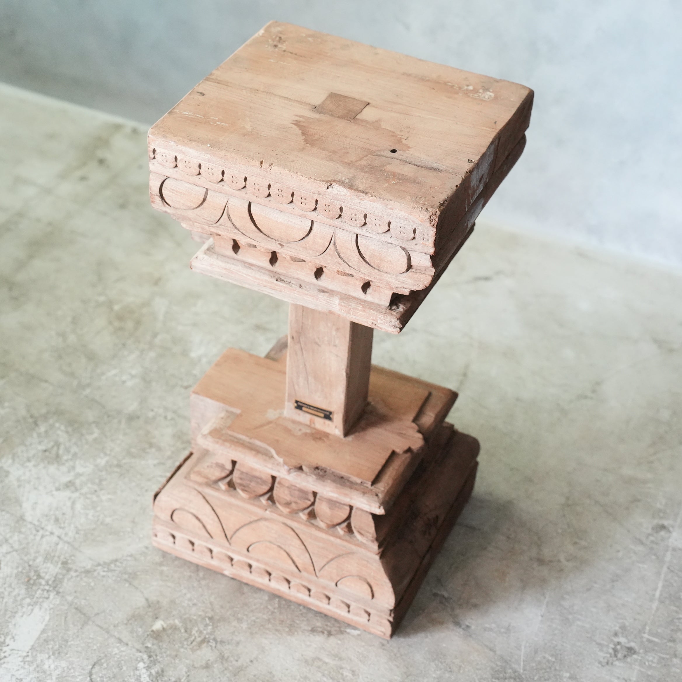 PILLAR STAND C