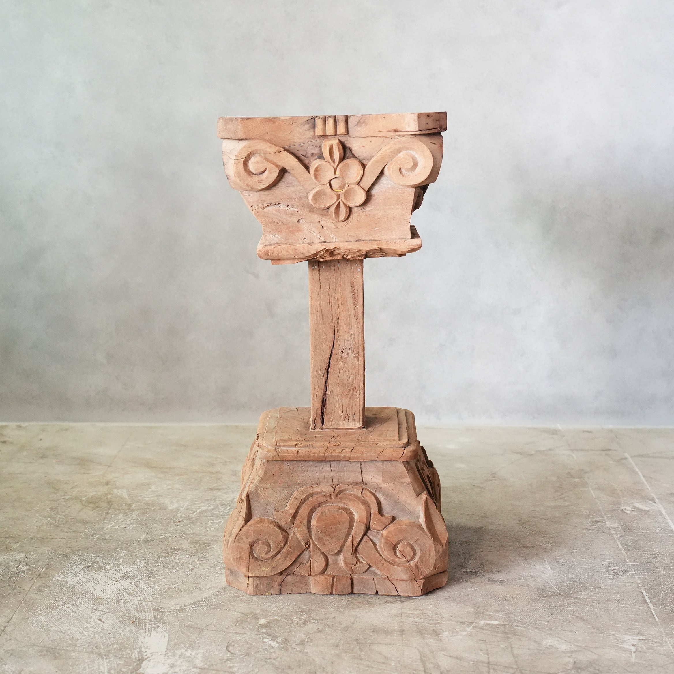 PILLAR STAND D