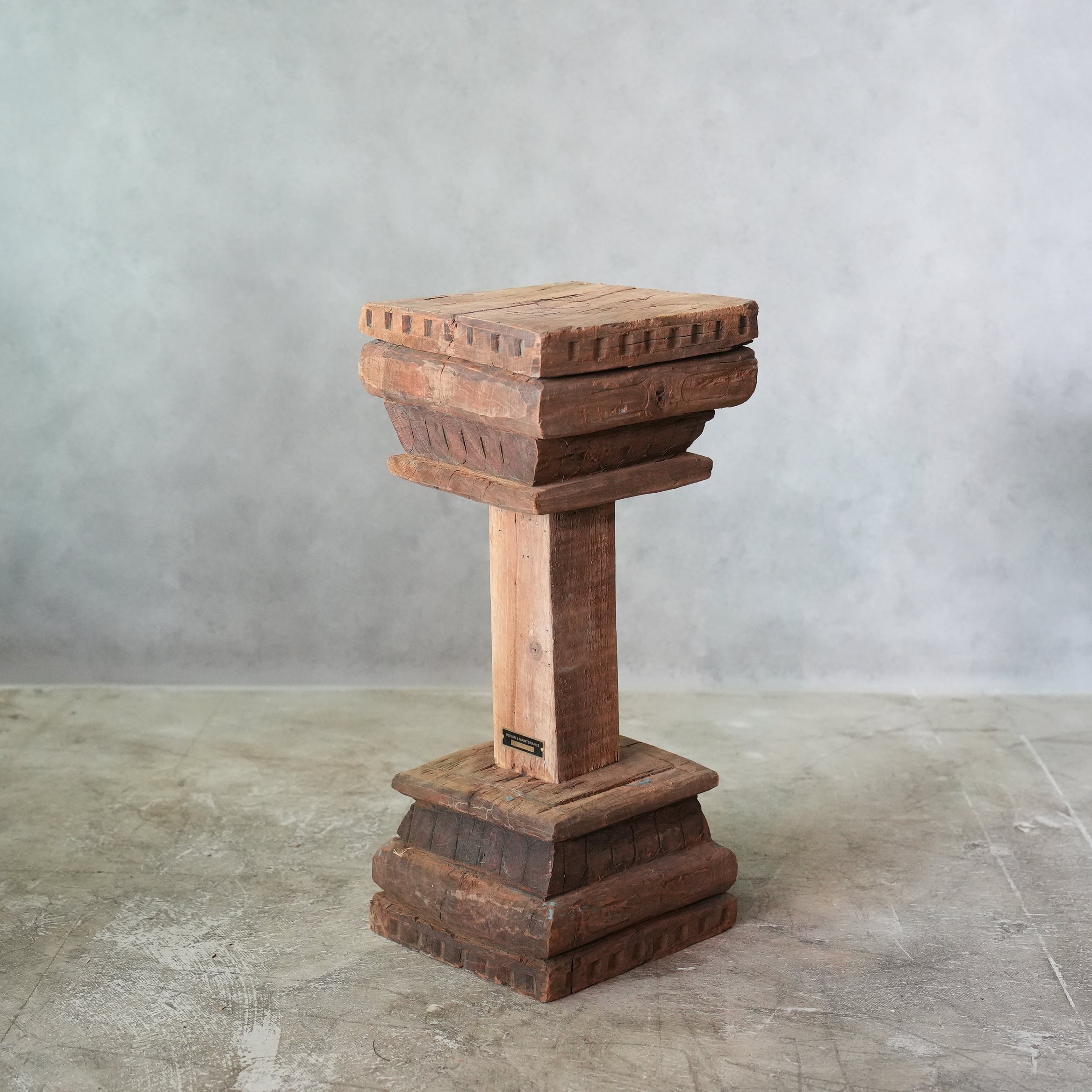 PILLAR STAND F