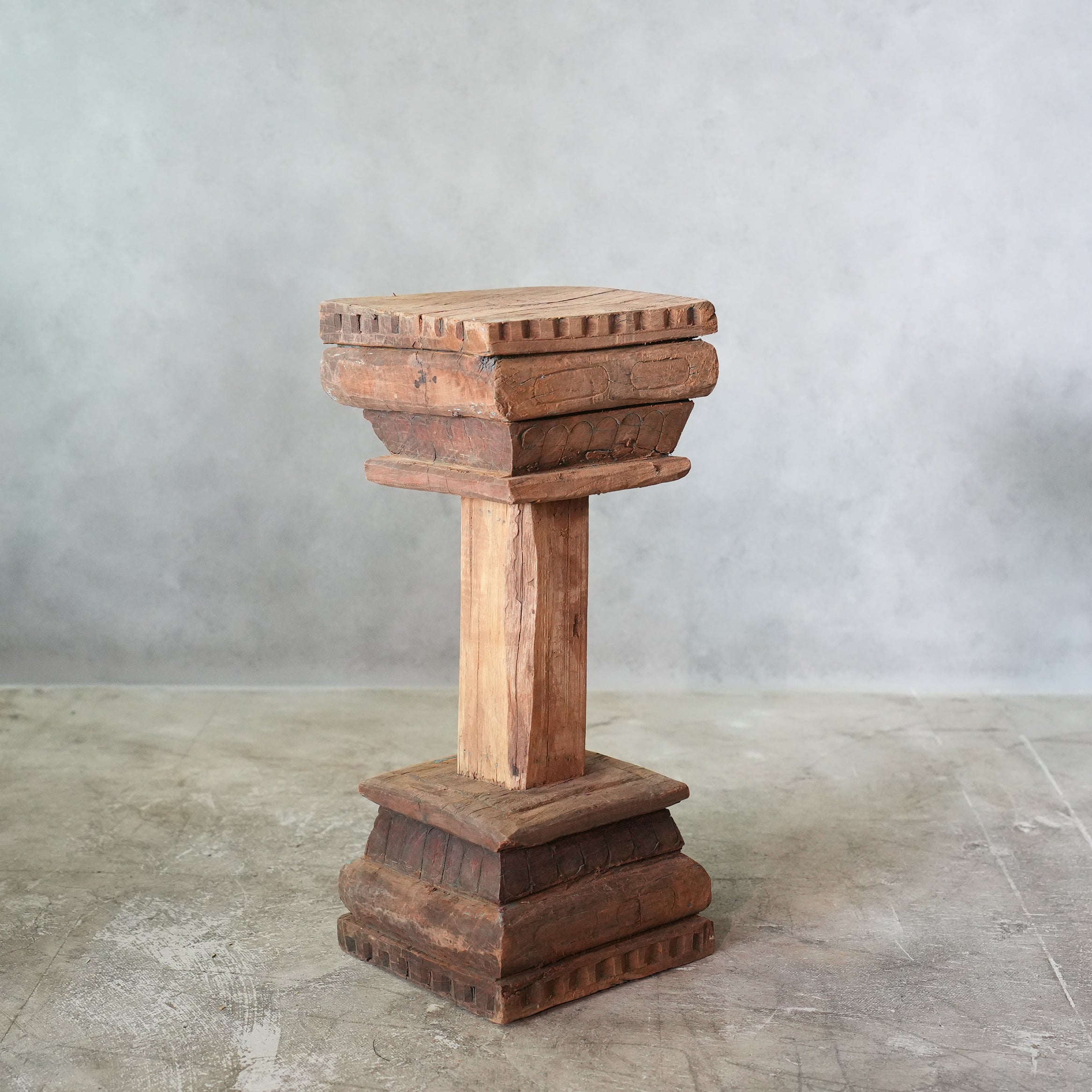 PILLAR STAND F