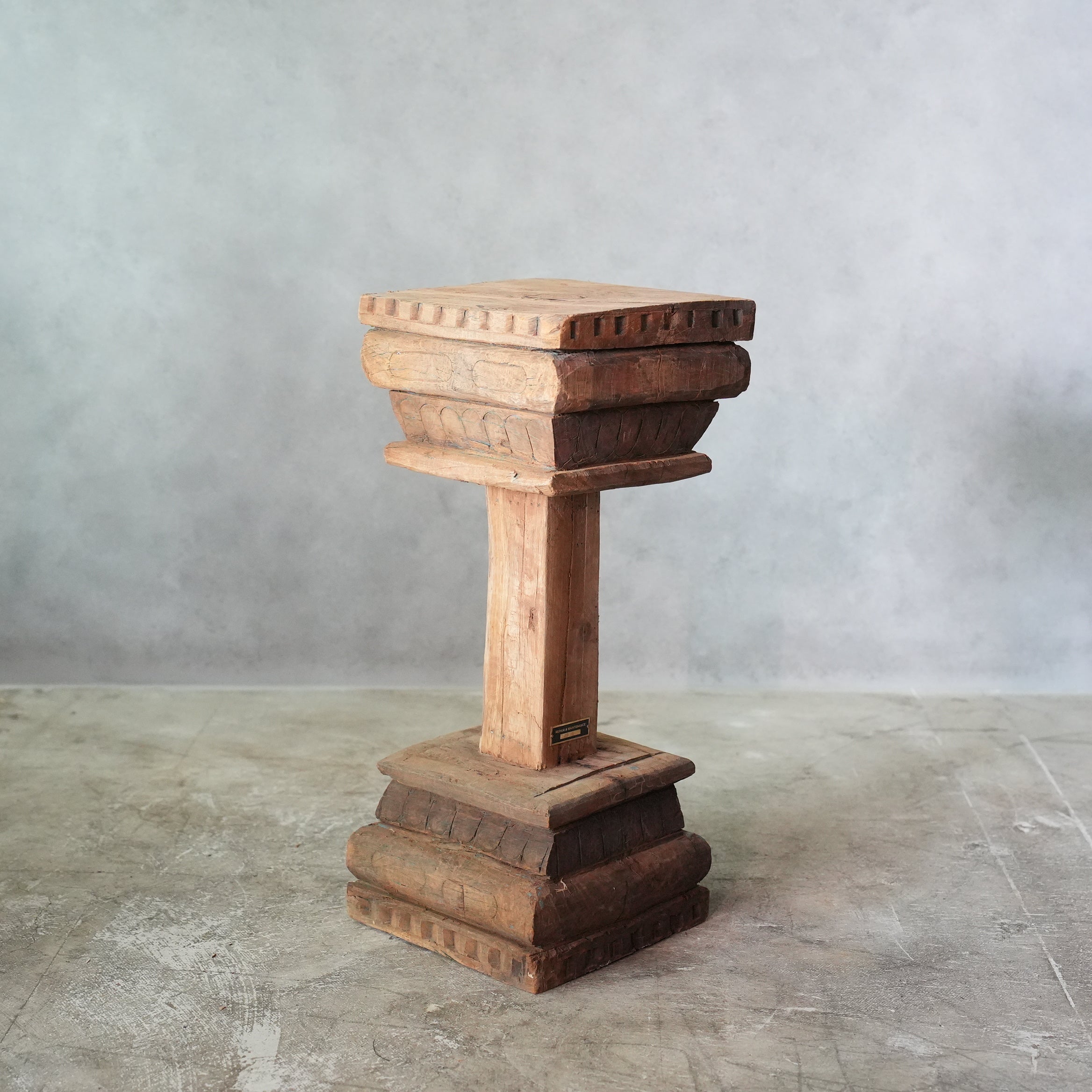 PILLAR STAND F