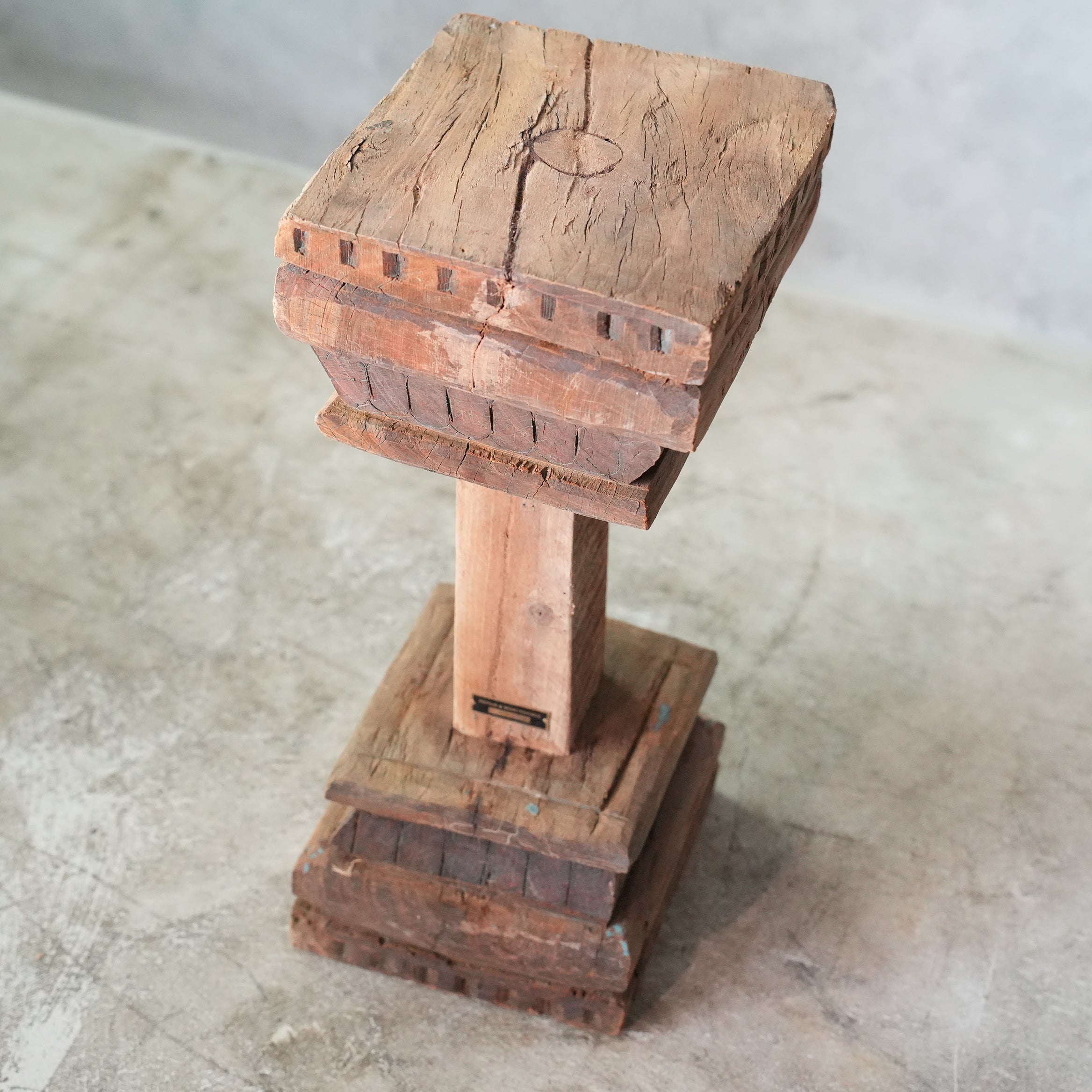 PILLAR STAND F