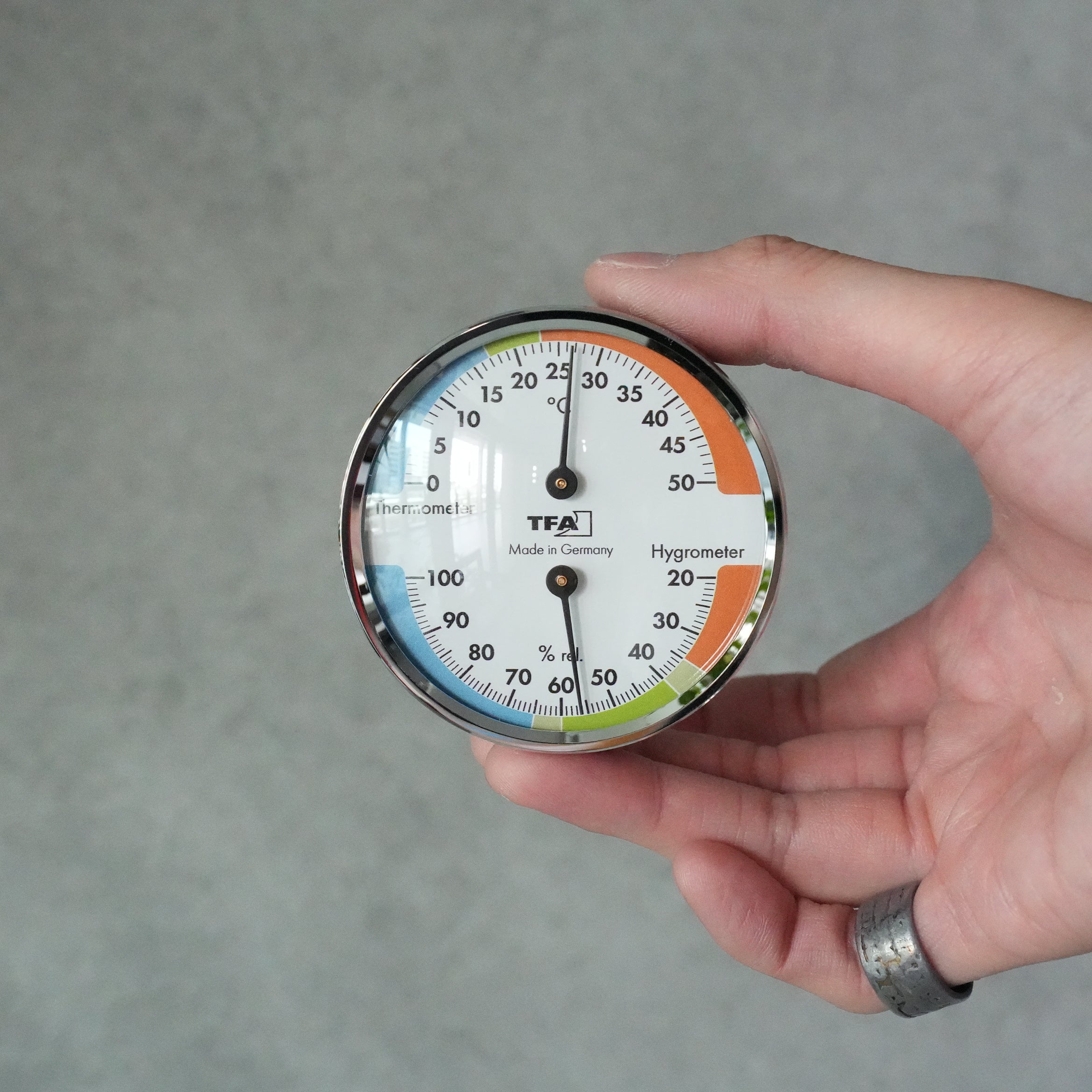 Analogue thermo-hygrometer with metal ring 45.2040.42