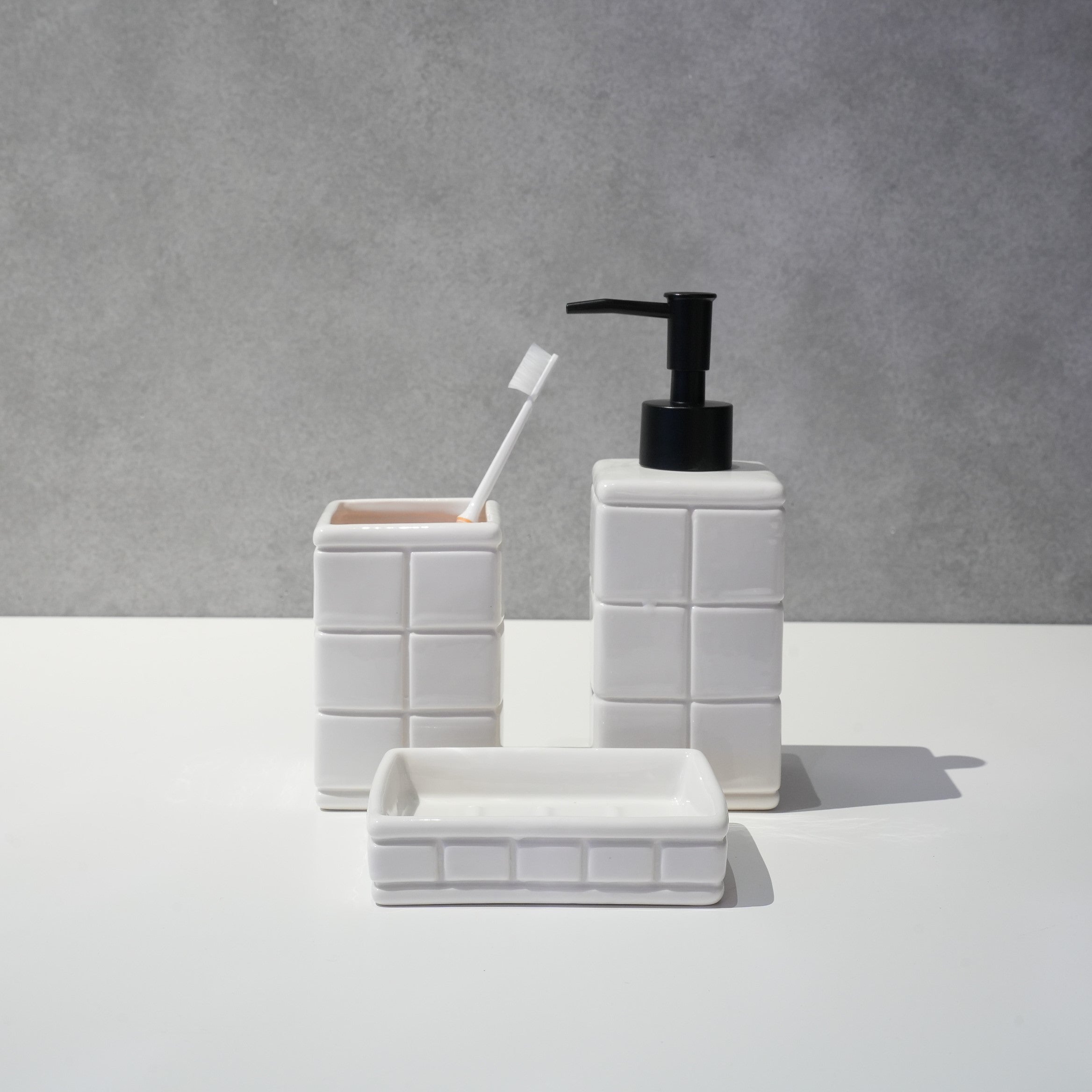 TILE PATTERNED BATH ENSEMBLE