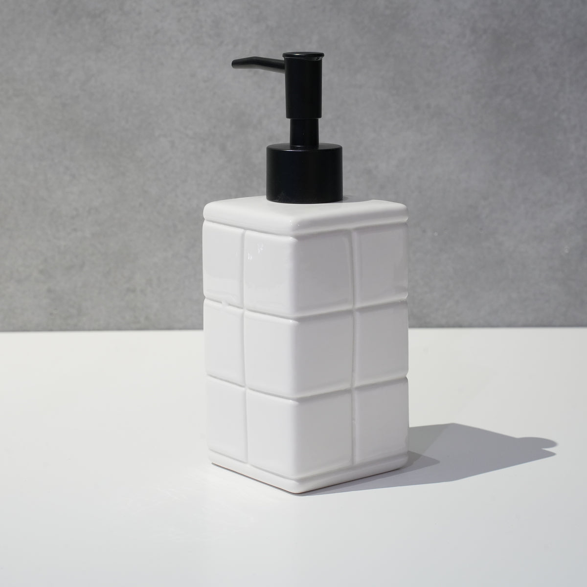 TILE PATTERNED BATH ENSEMBLE