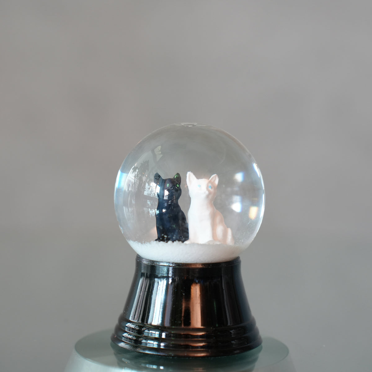 PERZY スノーグローブ 45mm Cats white and black