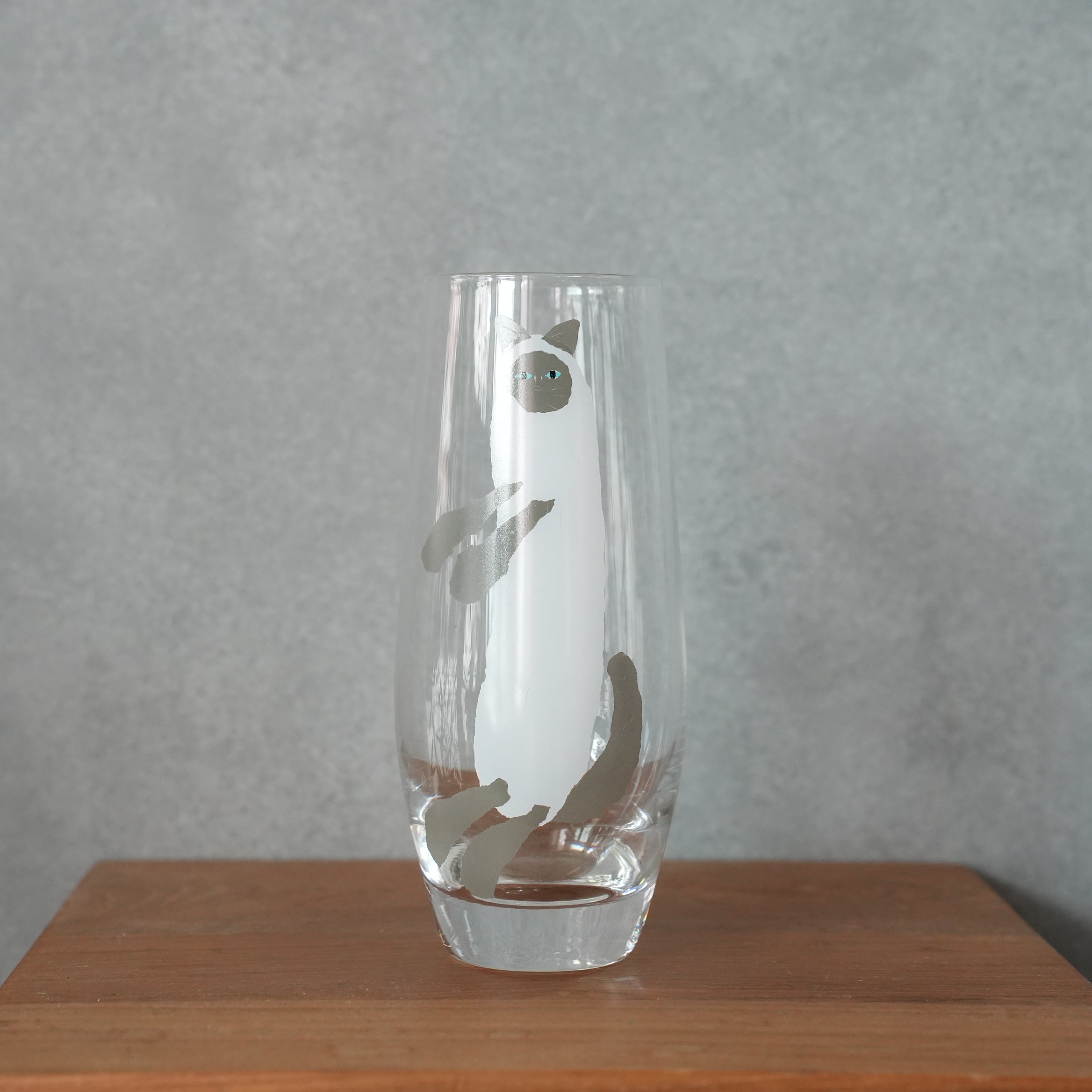 うそみたいなコップ 長いシャムねこ