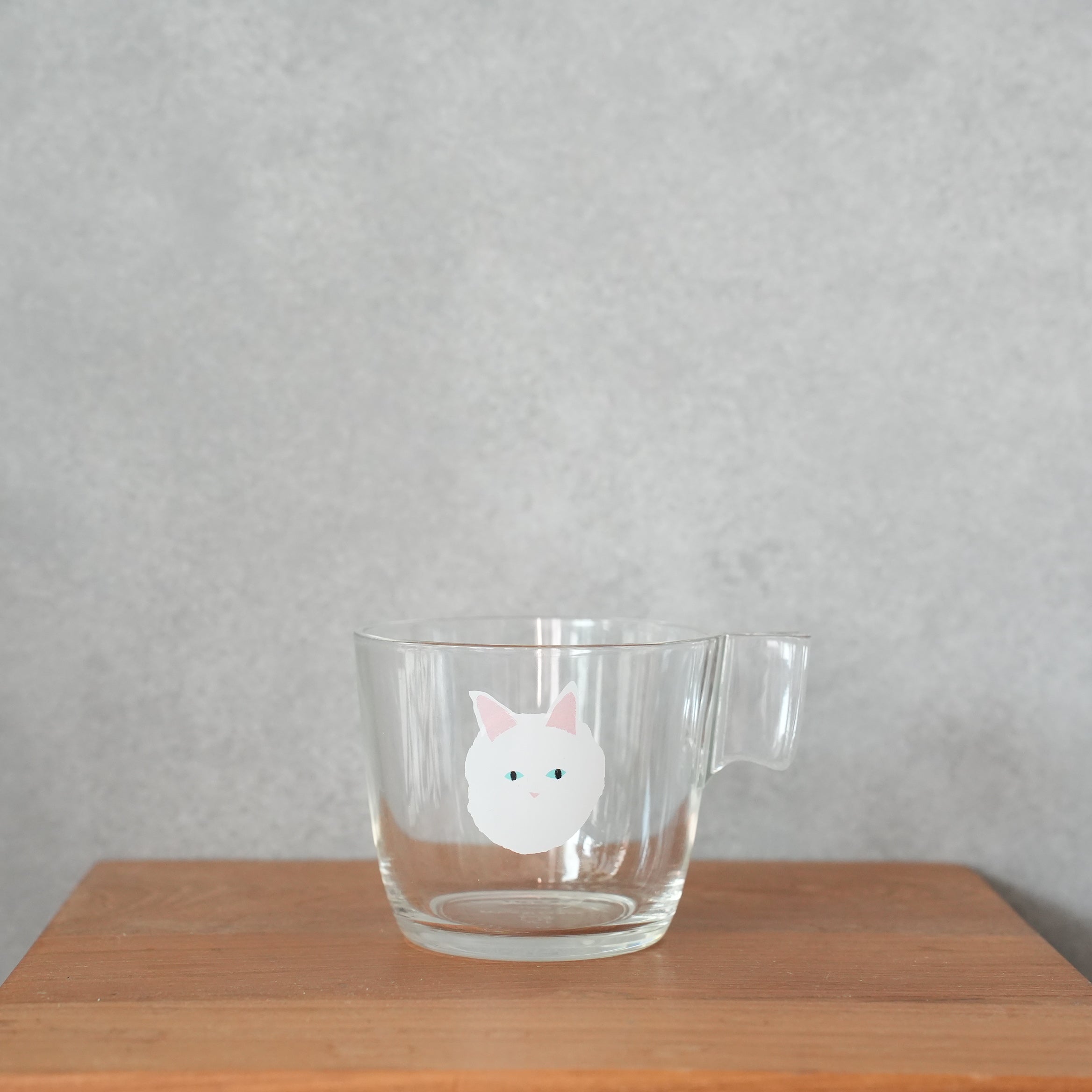 うそみたいなコップ しろねこちゃん