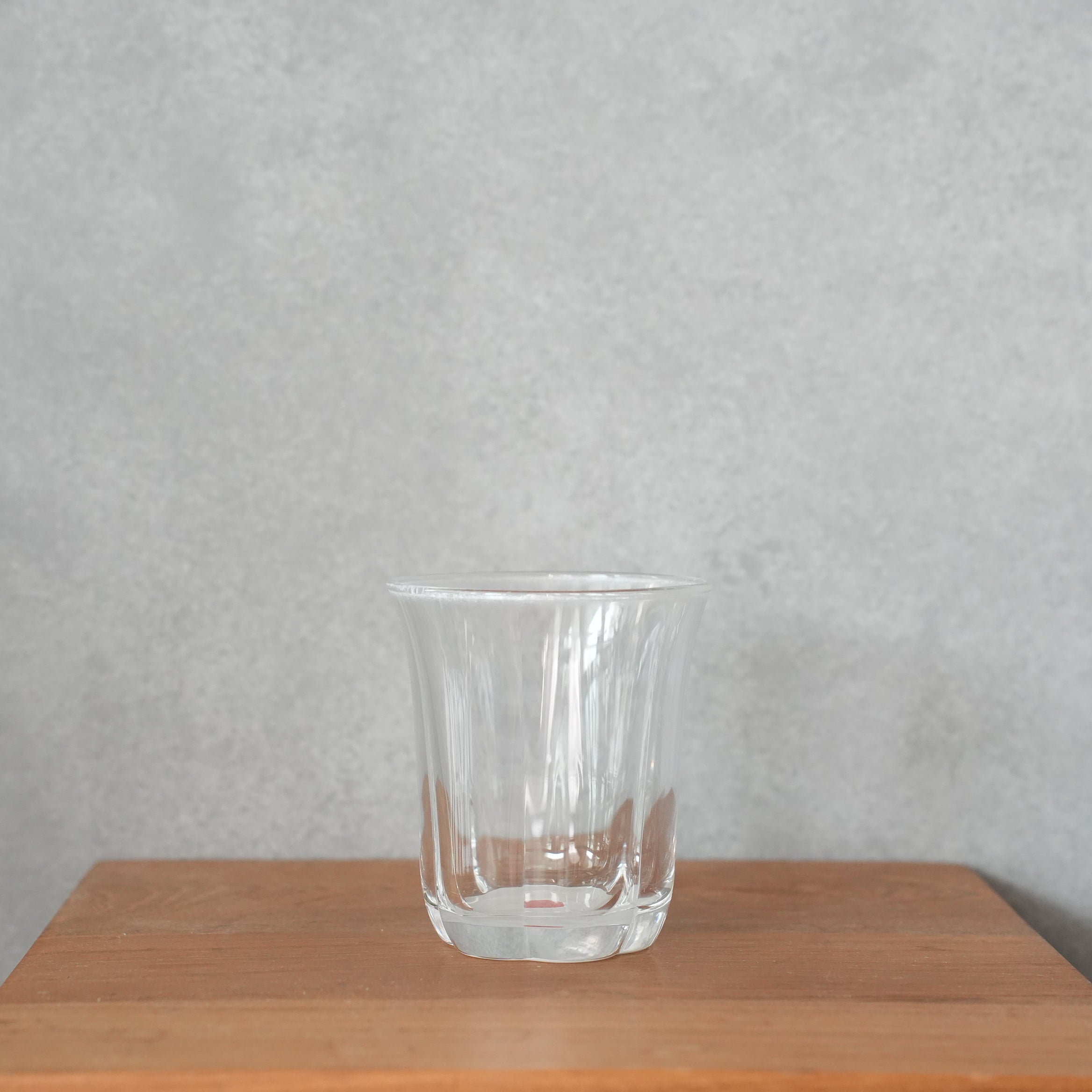 うそみたいなコップ 底がお花のコップ