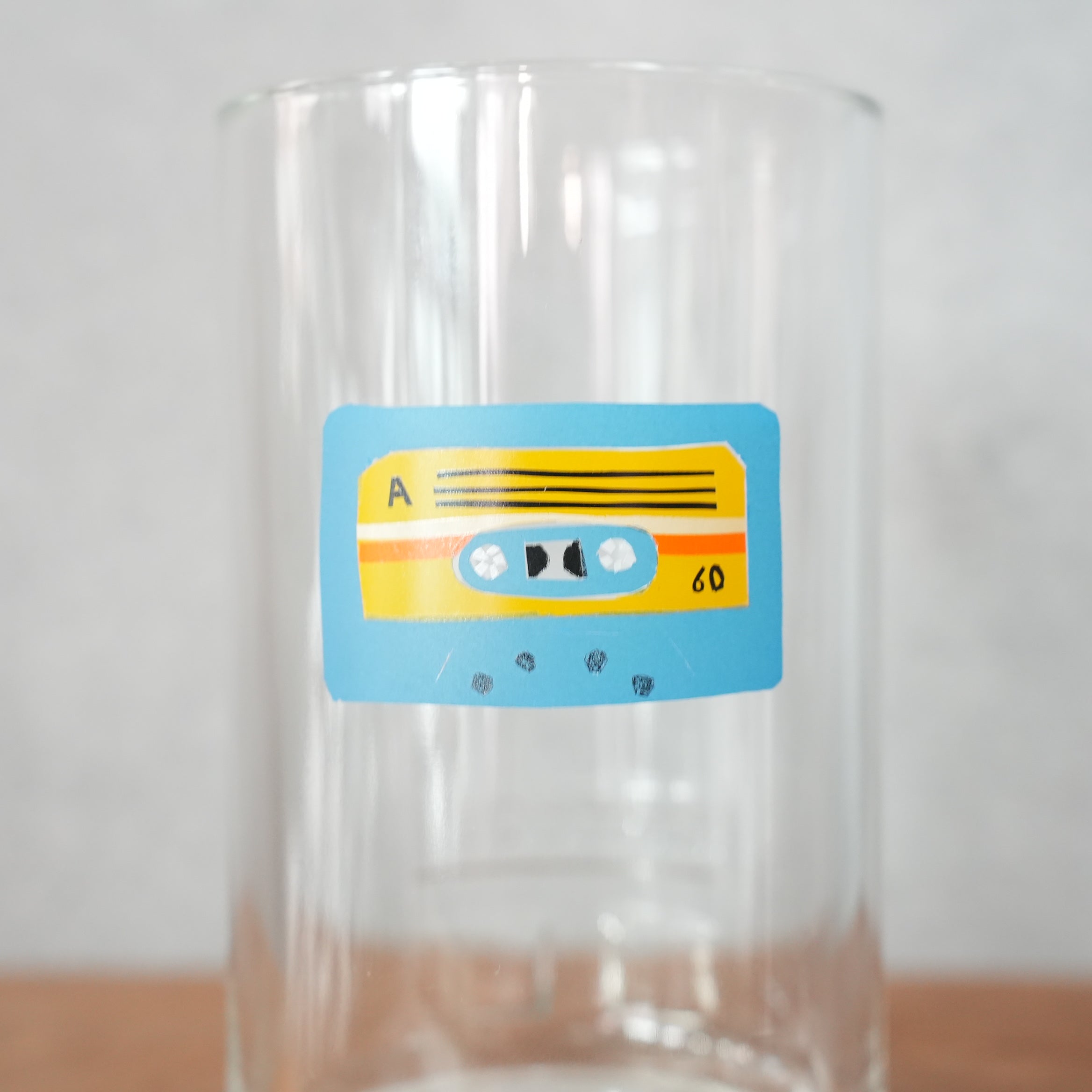 うそみたいなコップ 青いカセットのタンブラー