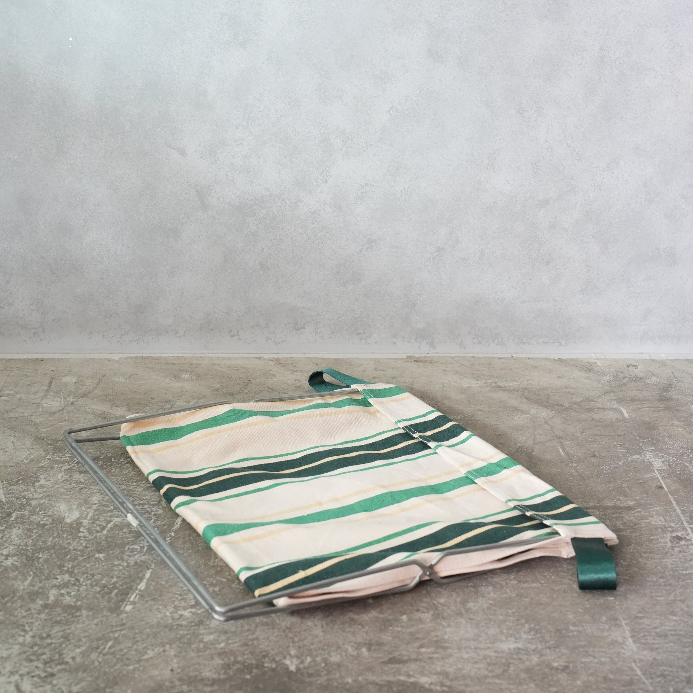 FOLDING BAG STORAGE FOR CAFE