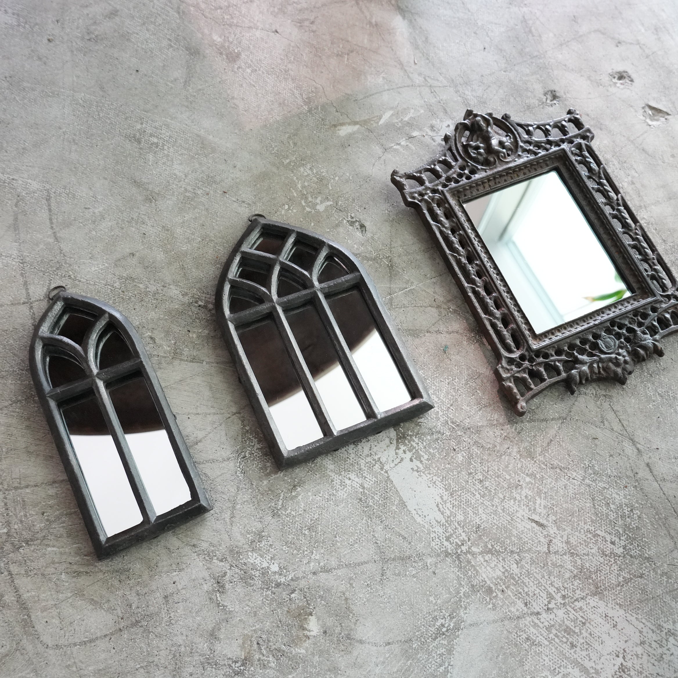 Pointed Frame Mirror L