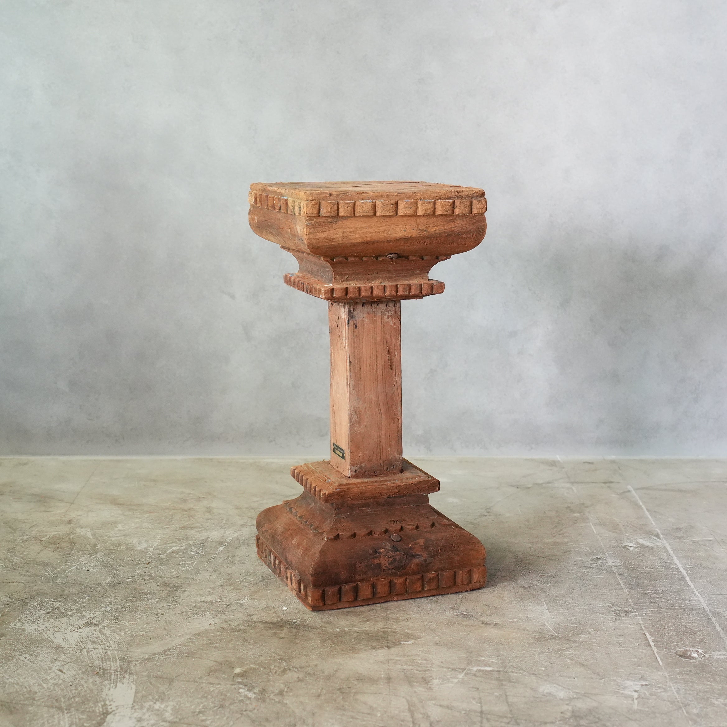 PILLAR STAND G