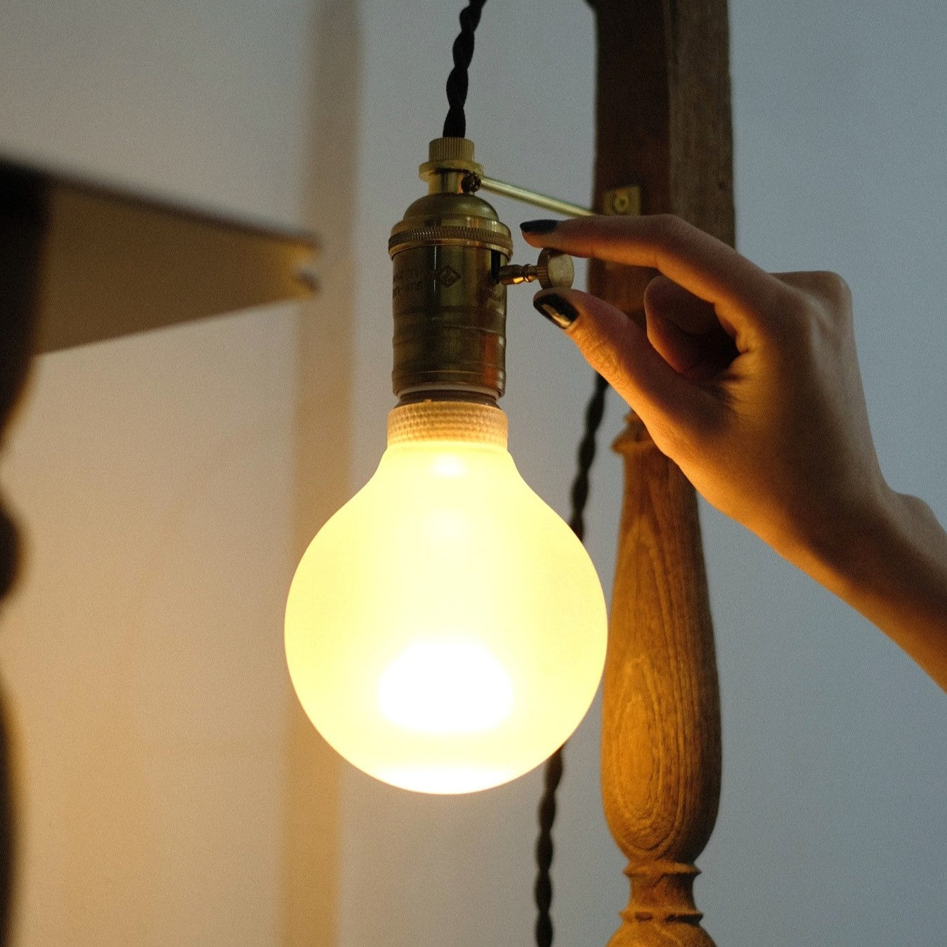 VONA wooden spindle TABLE LAMP