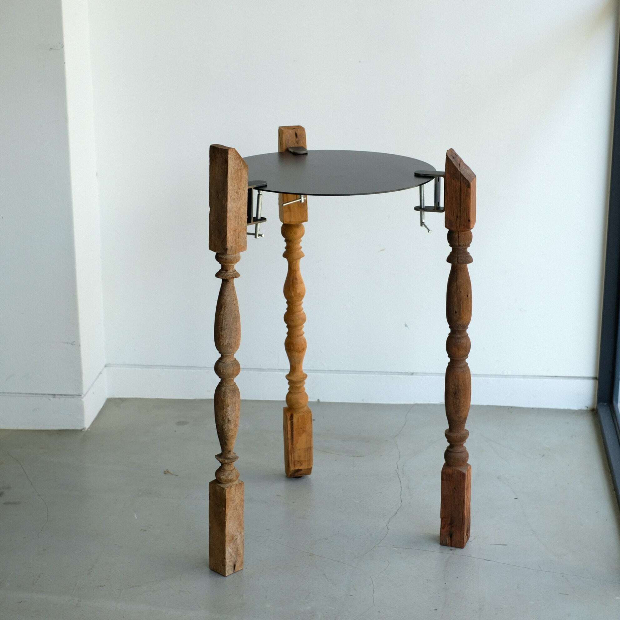 VONA wooden spindle CLAMP TABLE / HIGH