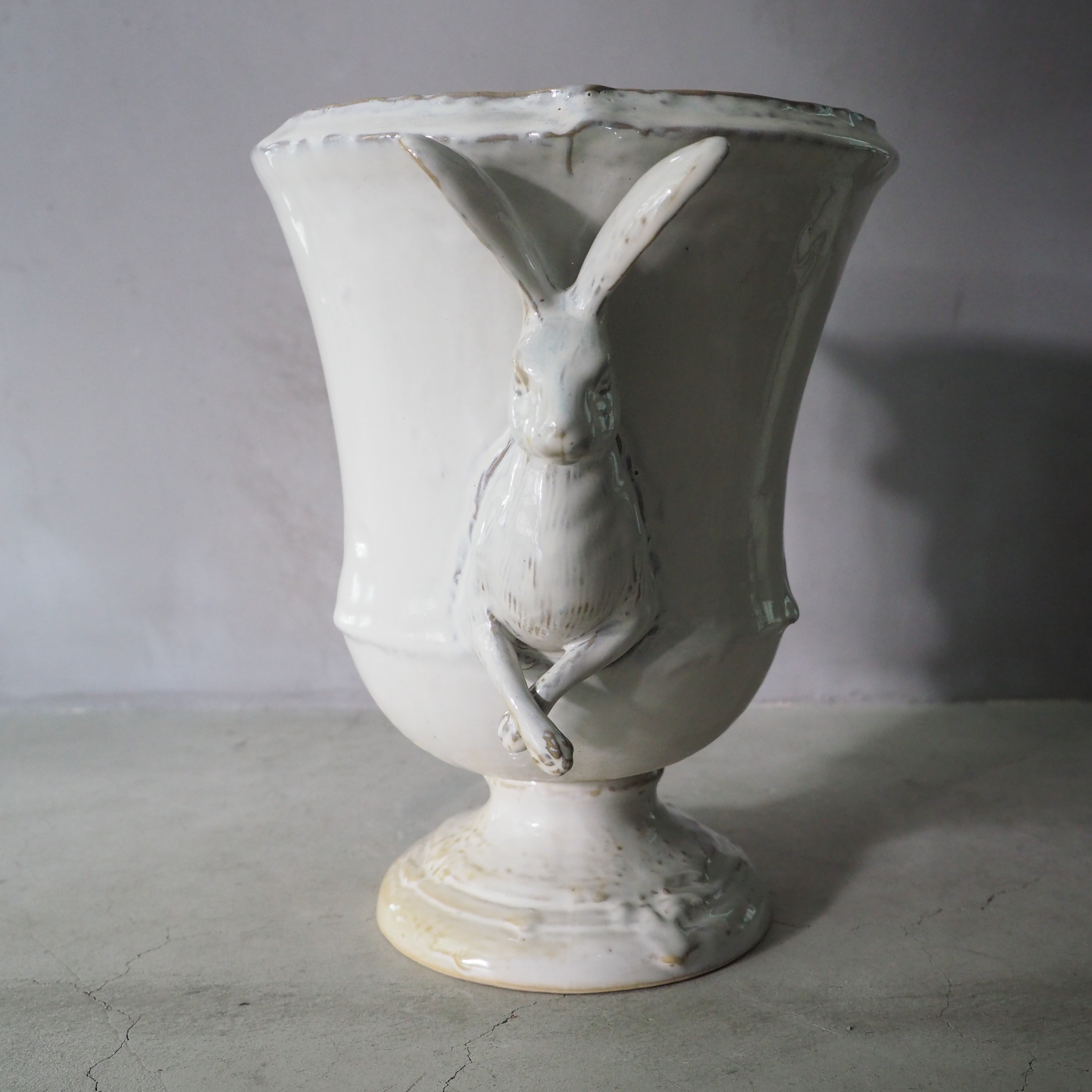Curious Hare Urn VA-009