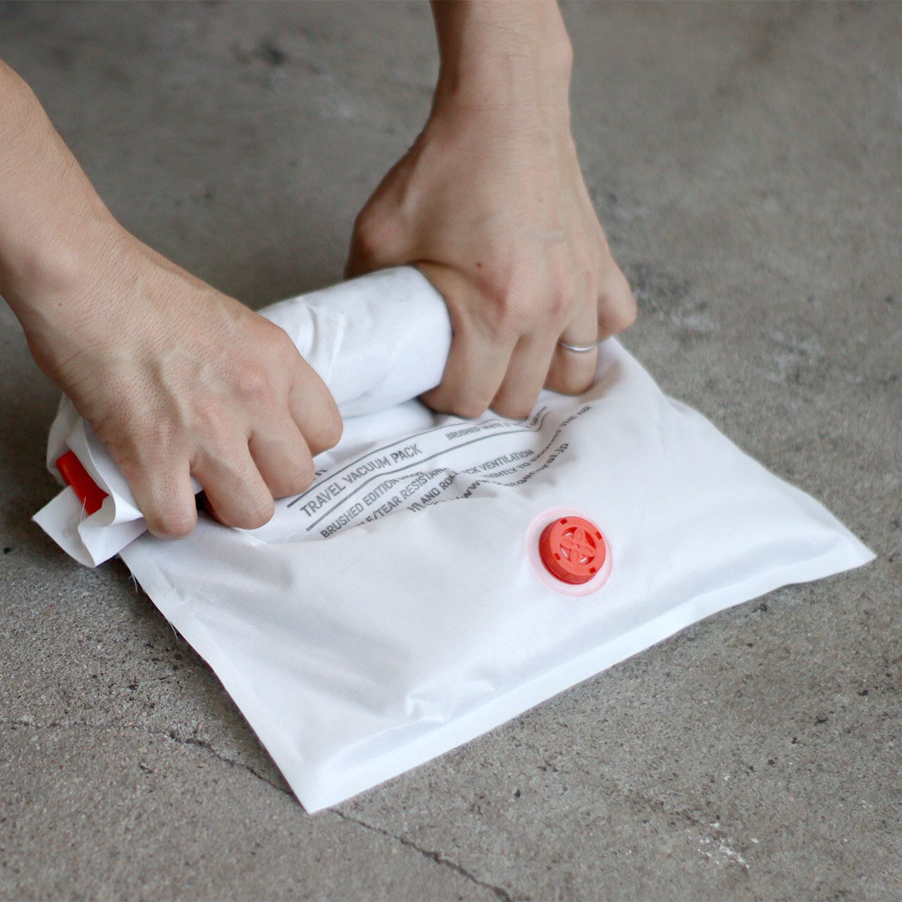 TRAVEL VACUUM PACK L White