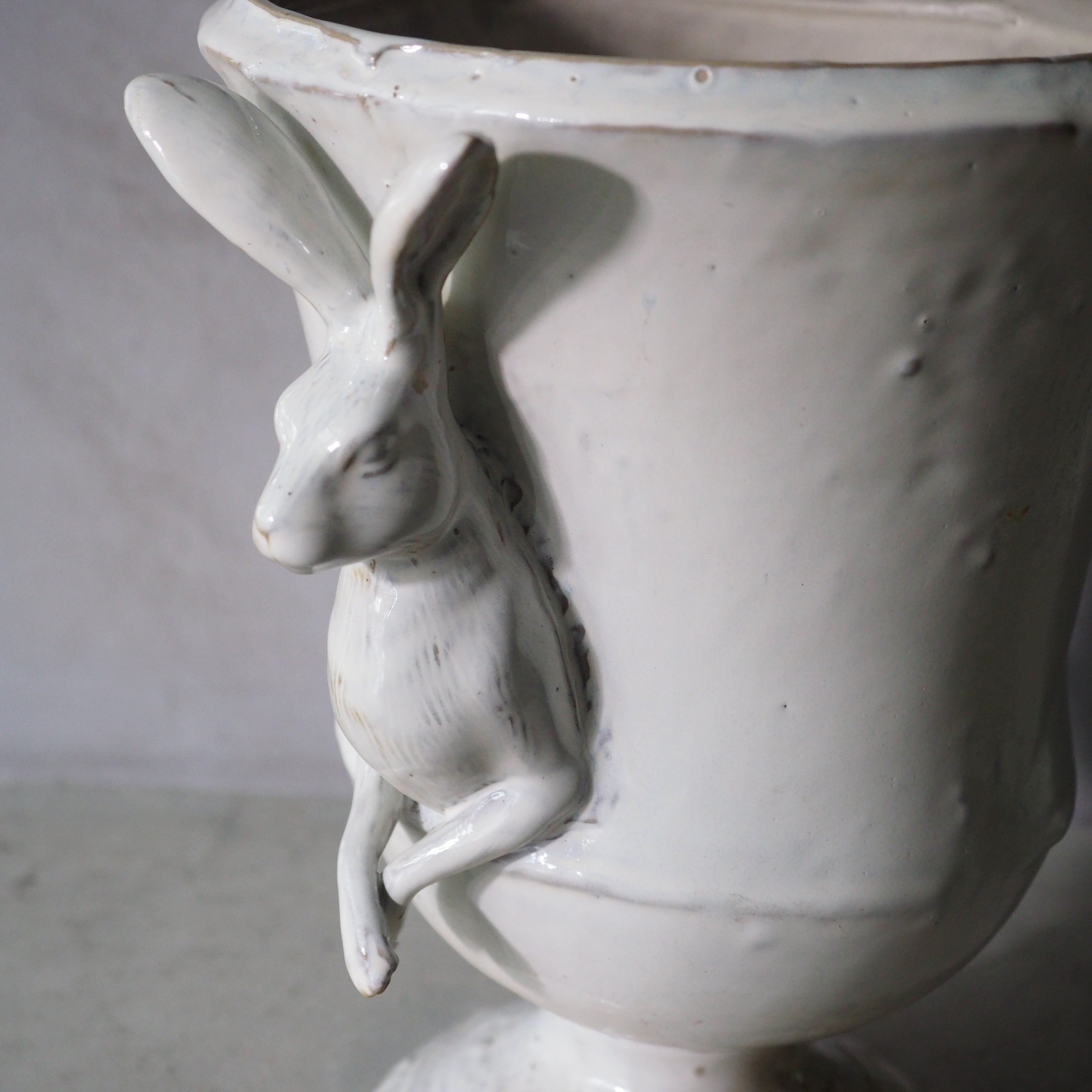 Curious Hare Urn VA-009