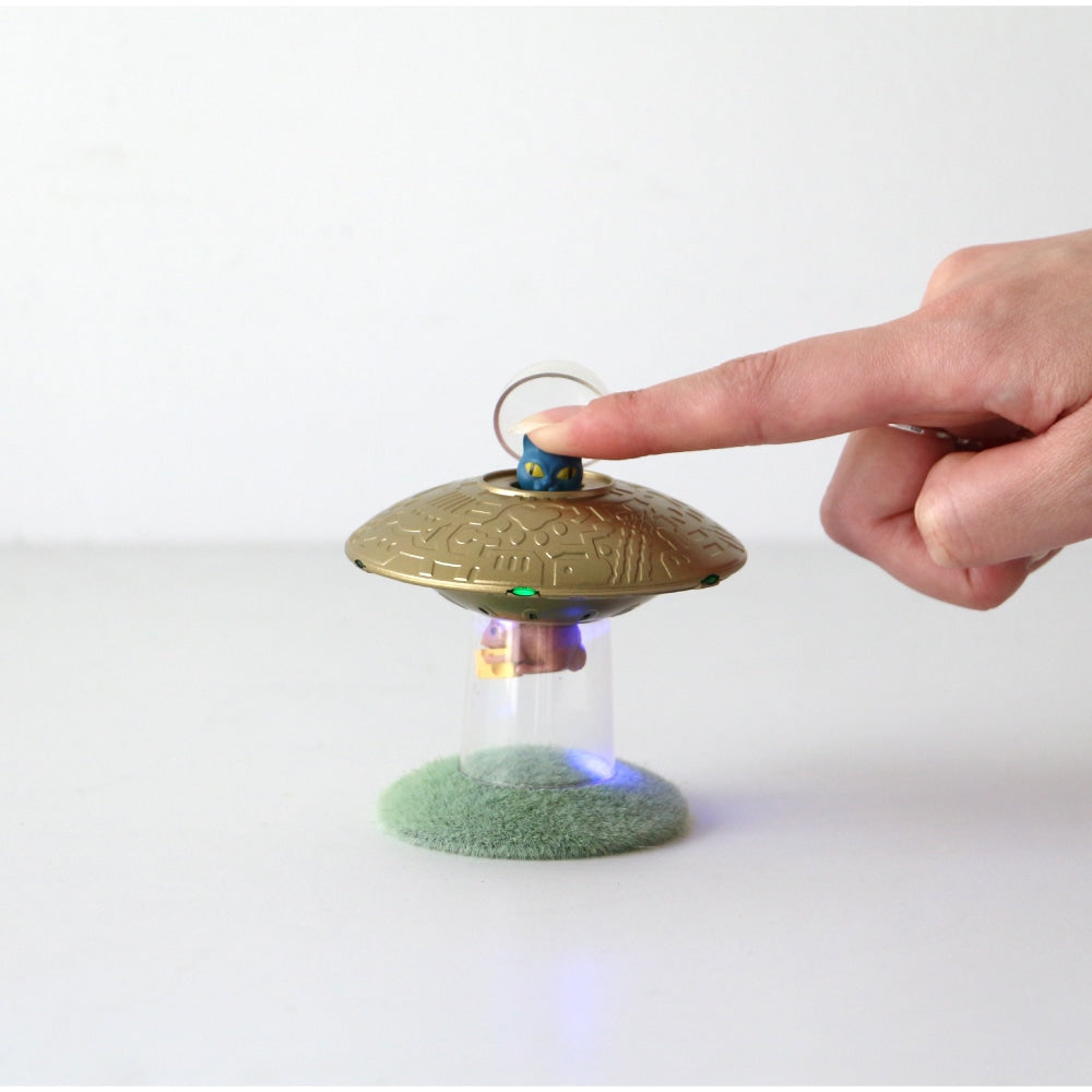Toy & Book "UFO Cat Invasion"