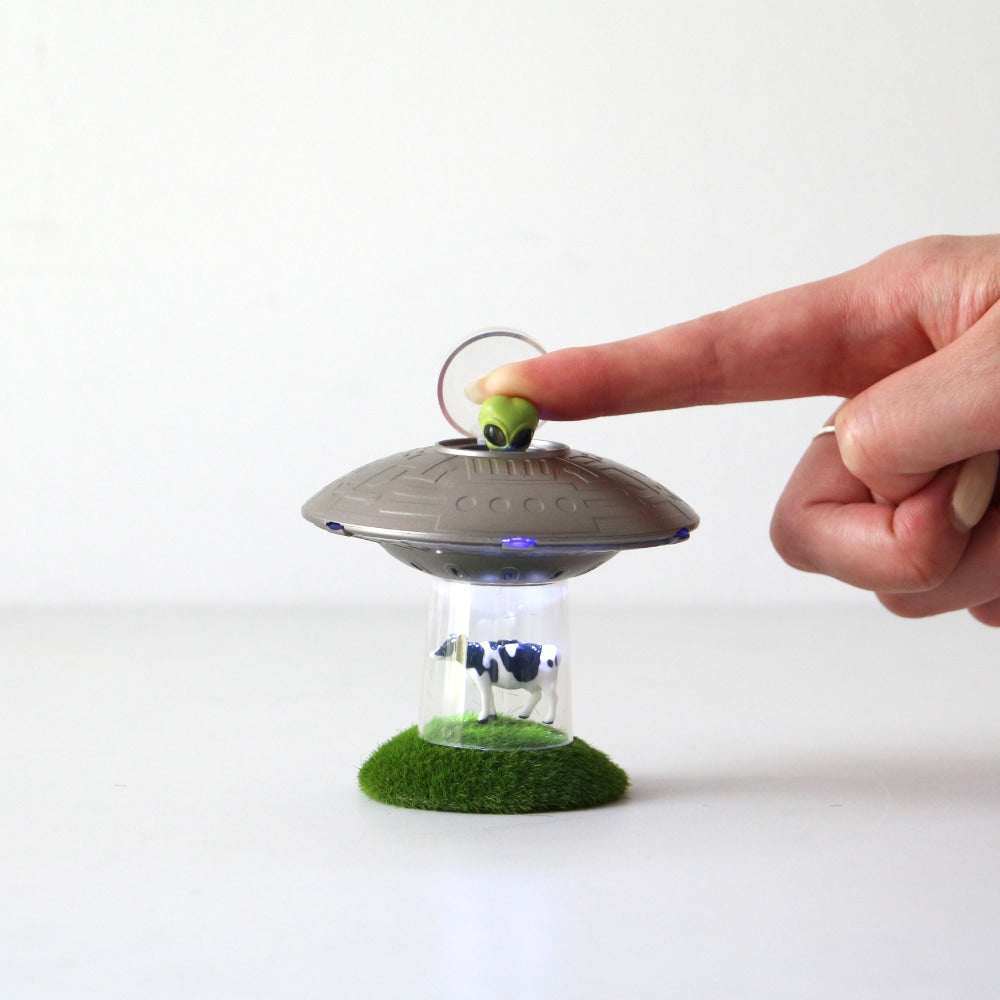 Toy & Book "UFO Cow Invasion"