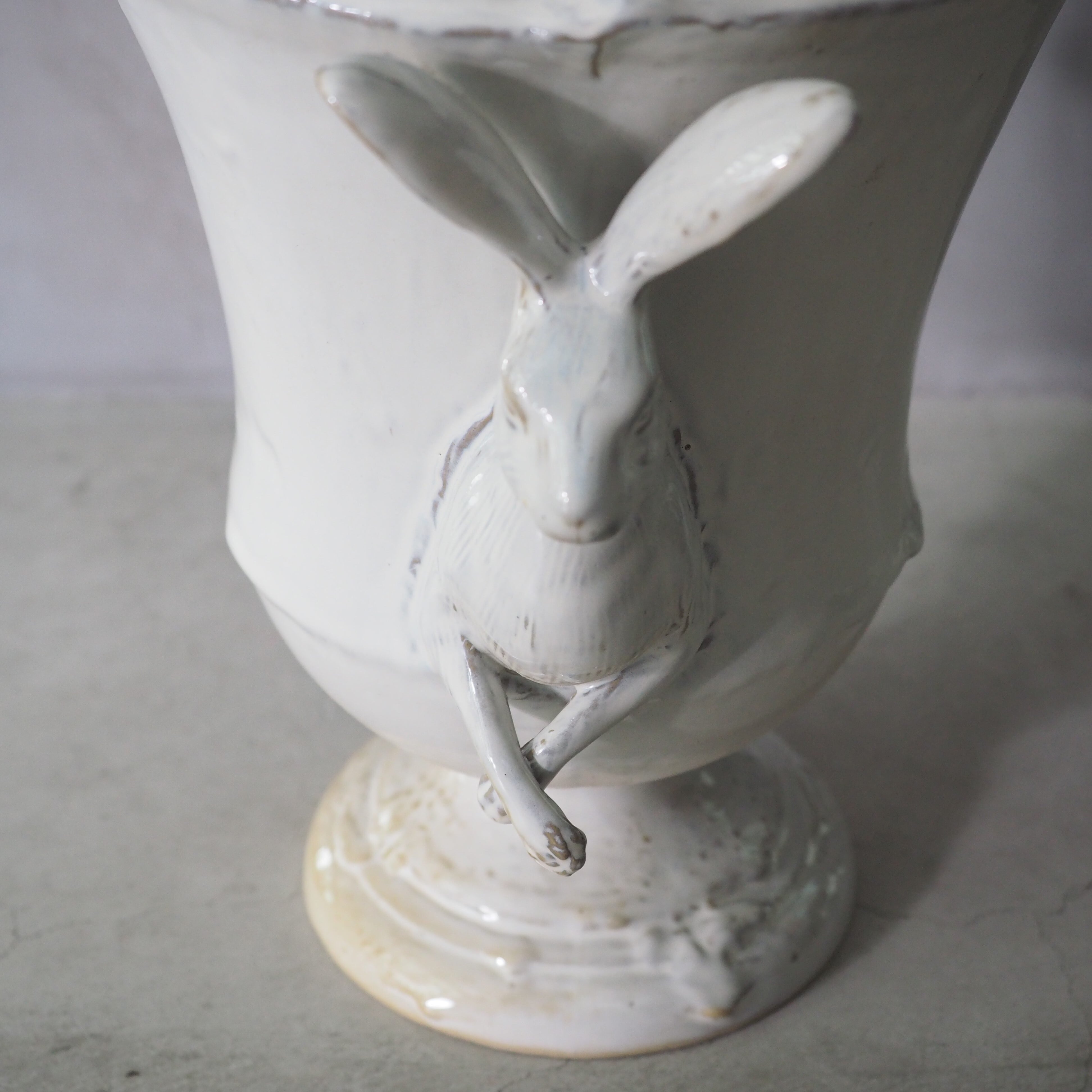 Curious Hare Urn VA-009