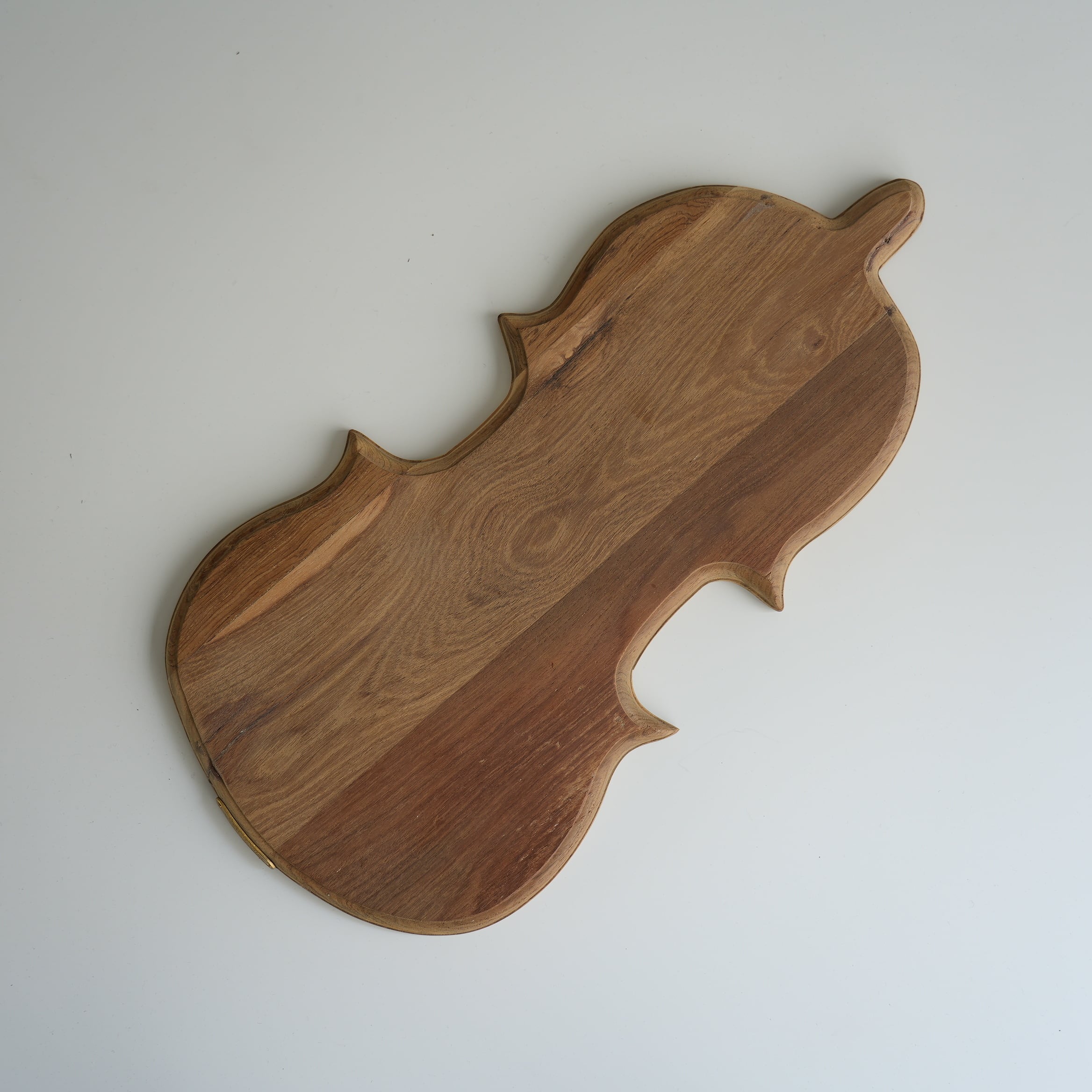 VIOLIN SHAPED CUTTING BOARD