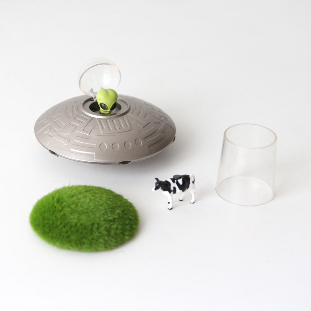 Toy & Book "UFO Cow Invasion"