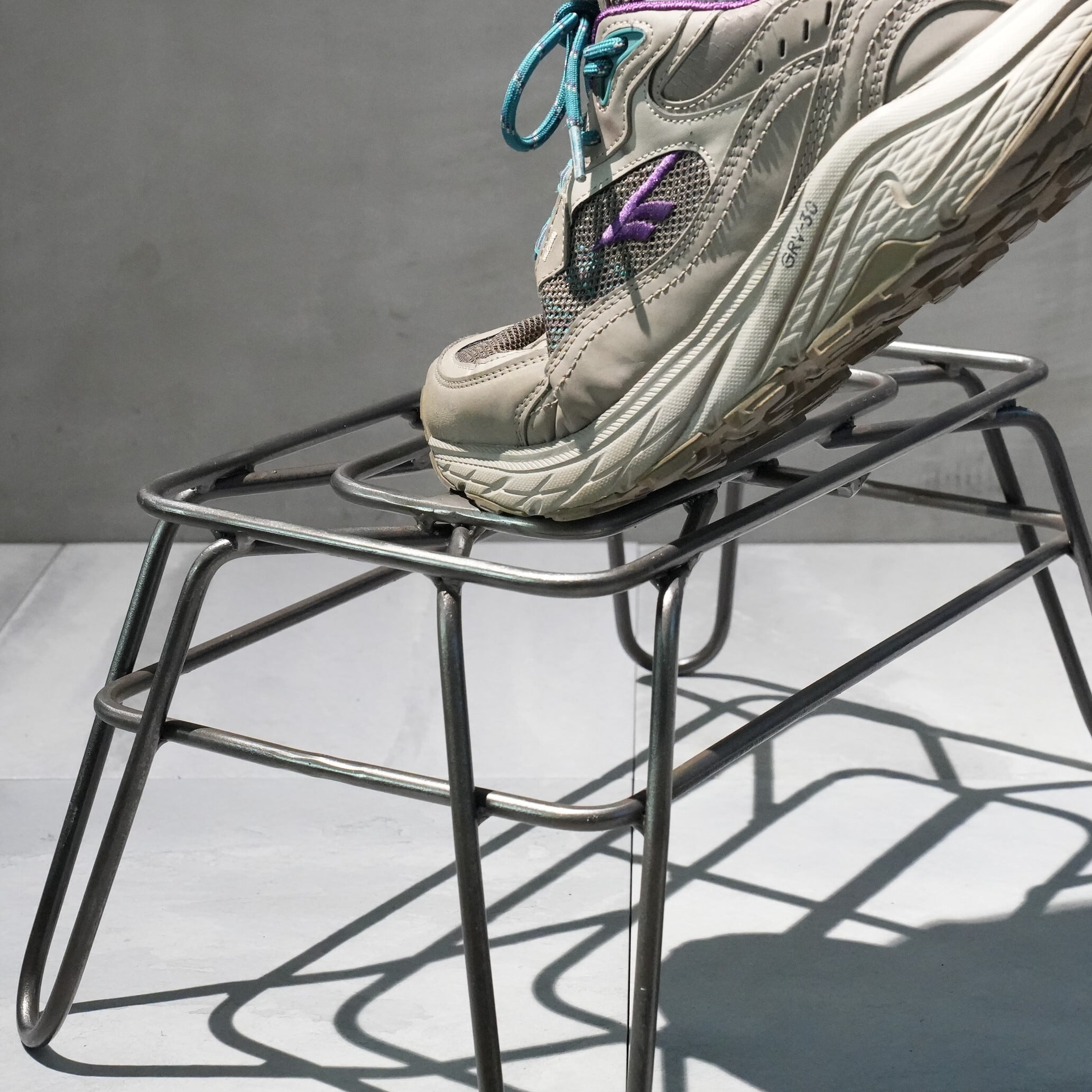 WIRE STEP STOOL