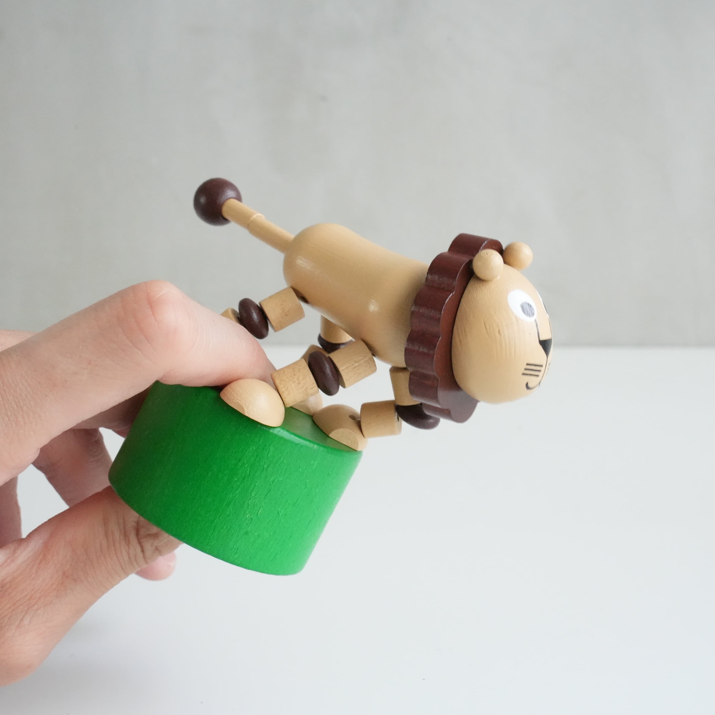 DETOA Wooden Push Up Toy　Lion