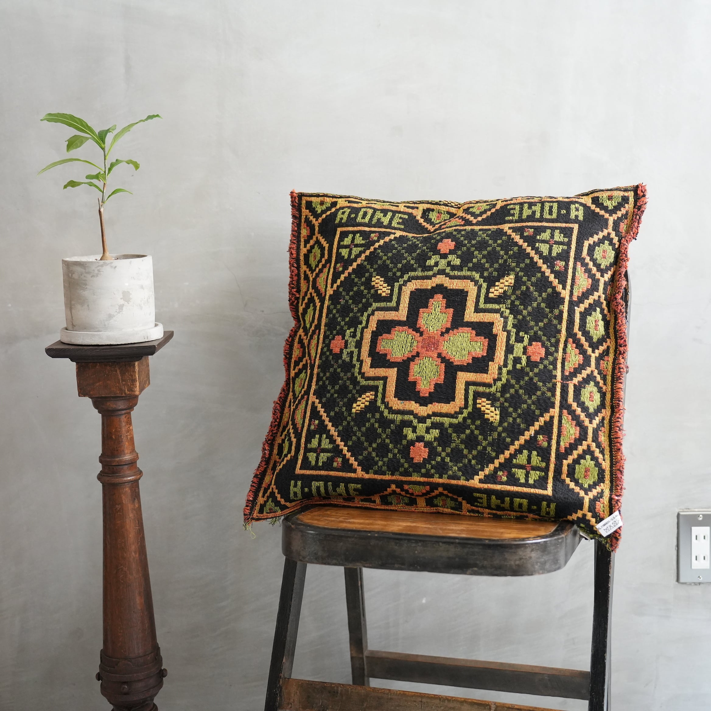 HYBRID INDIAN CUSHION　Black