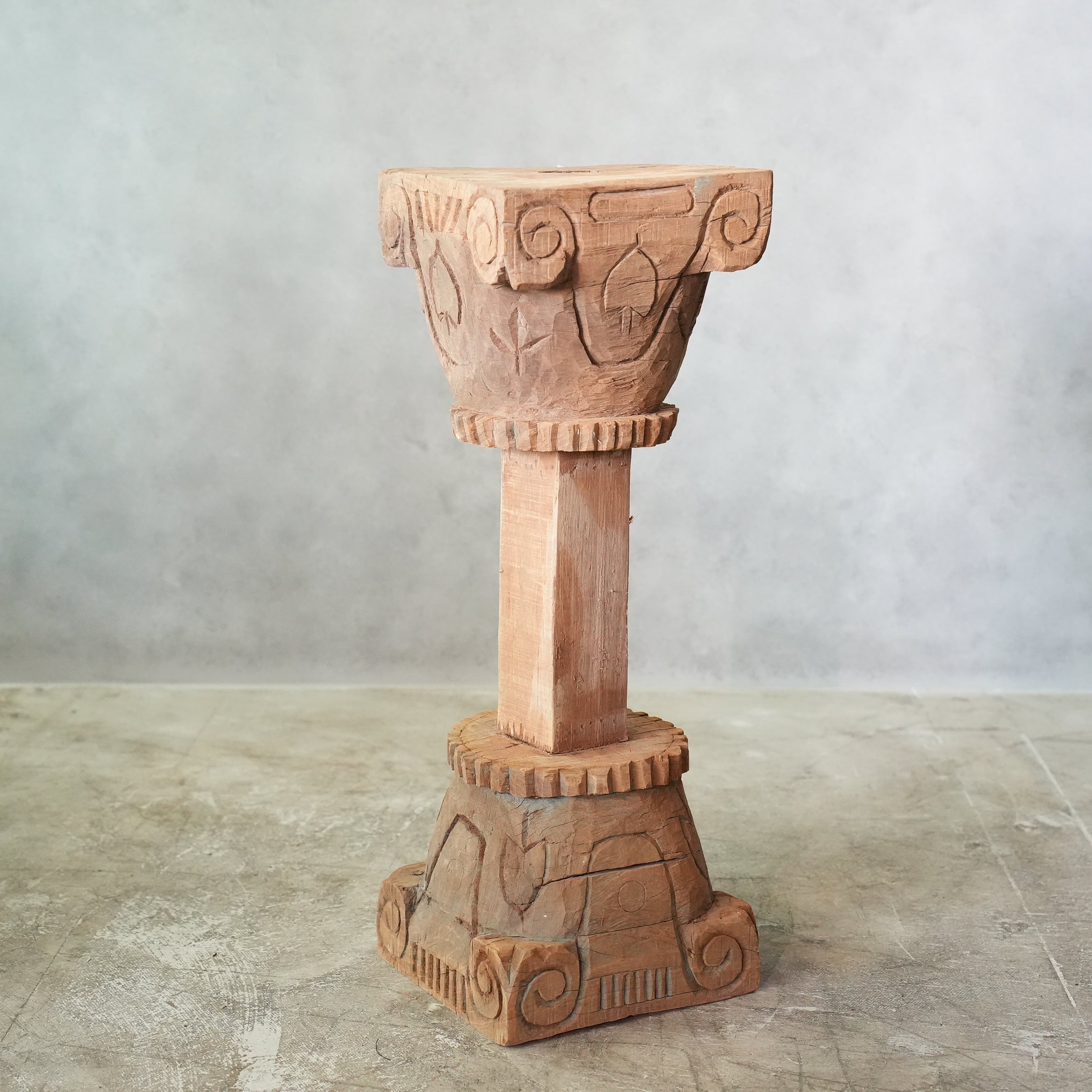 PILLAR STAND J