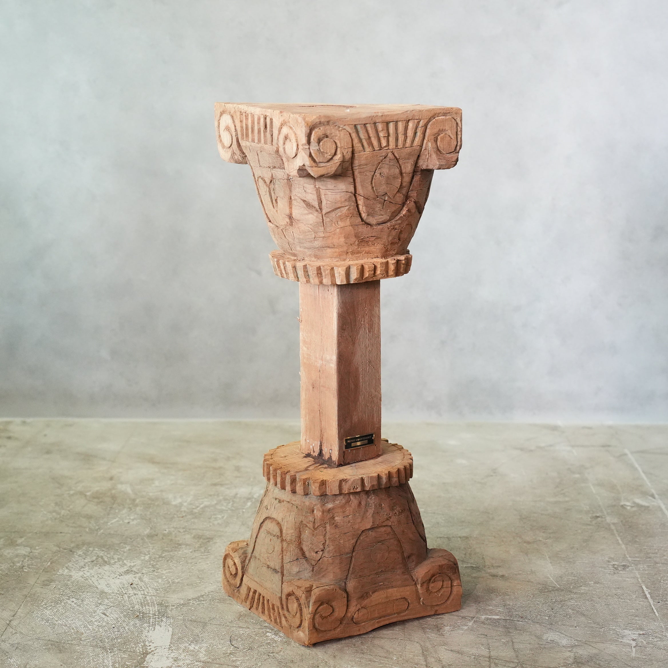 PILLAR STAND J