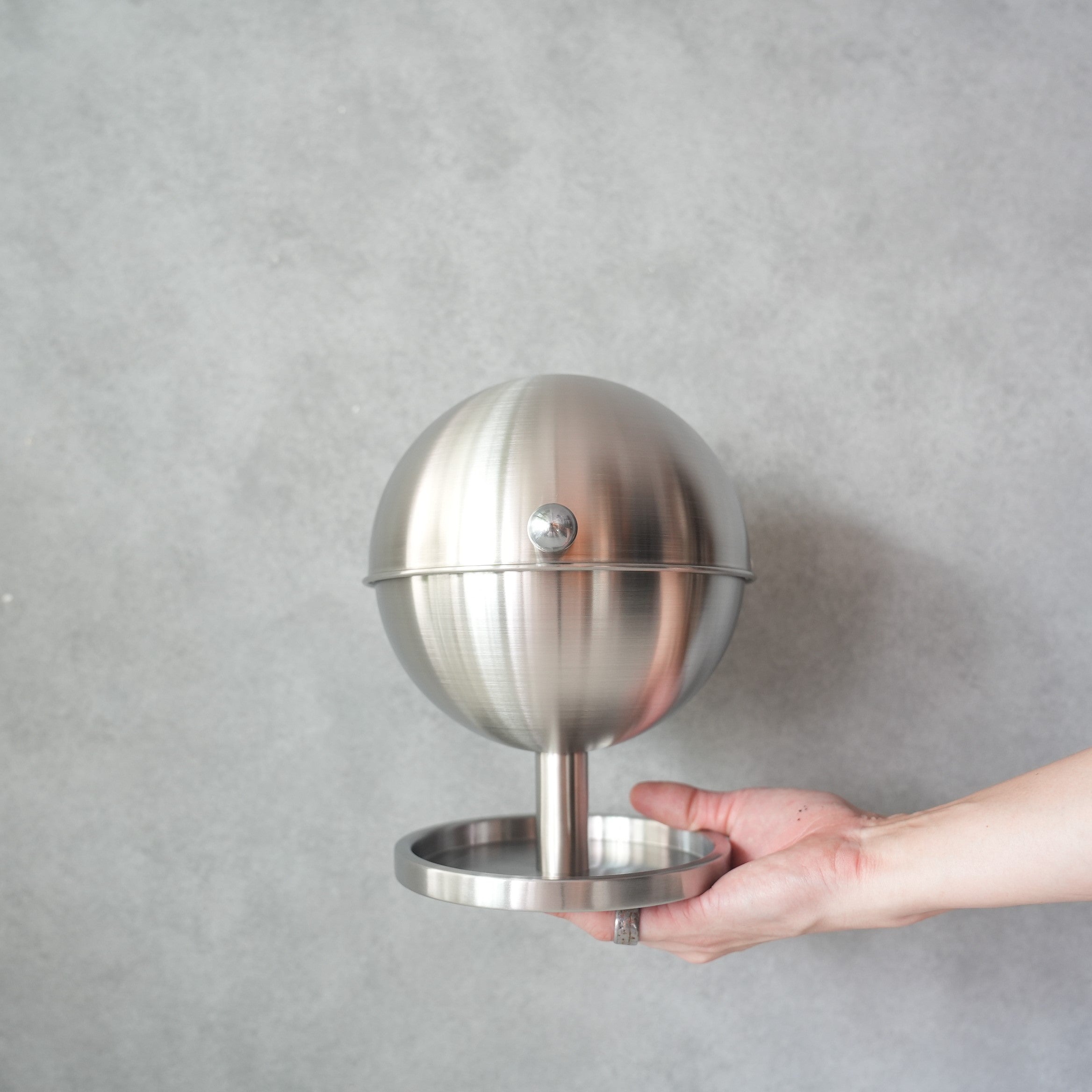 GLOBE STOCKER