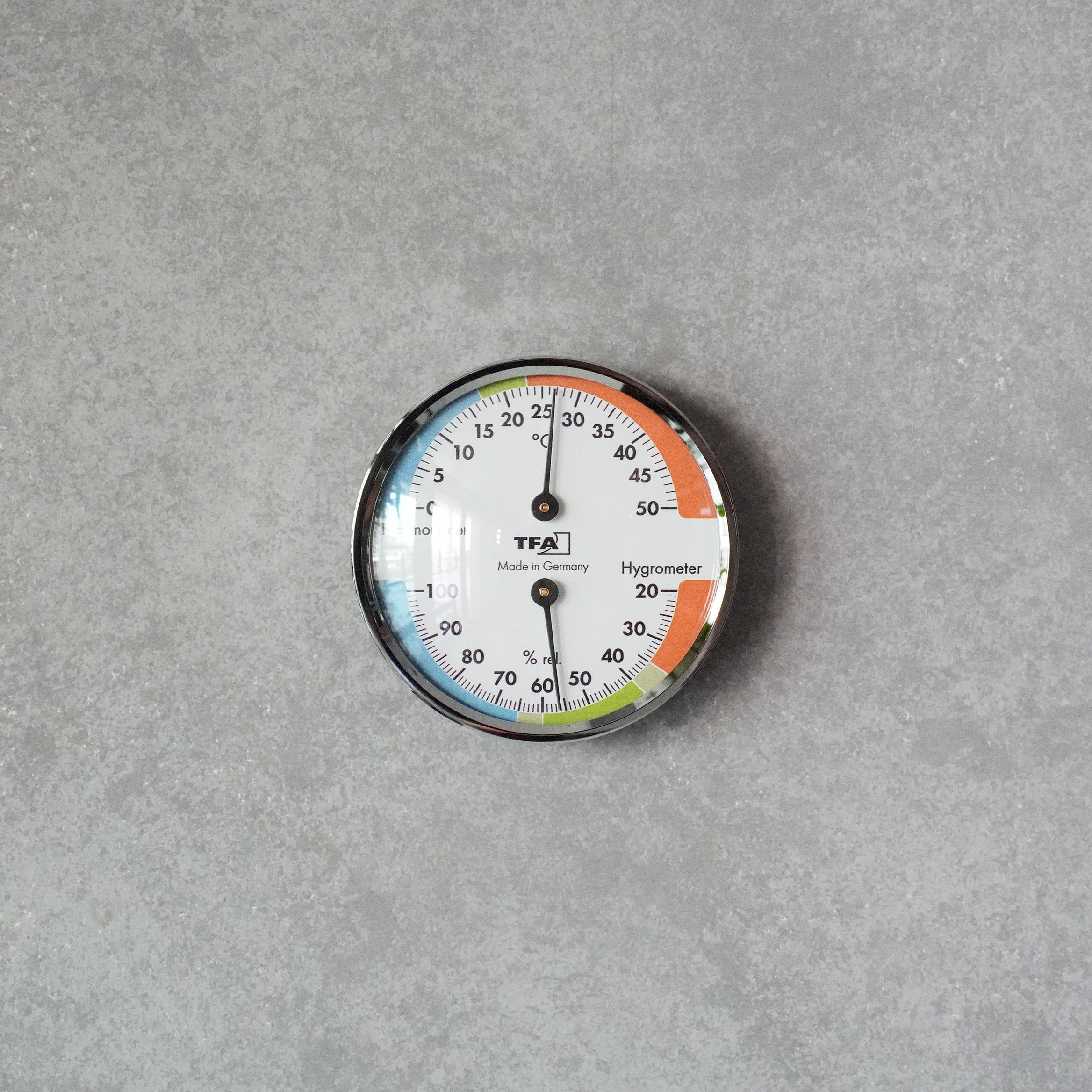 Analogue thermo-hygrometer with metal ring 45.2040.42