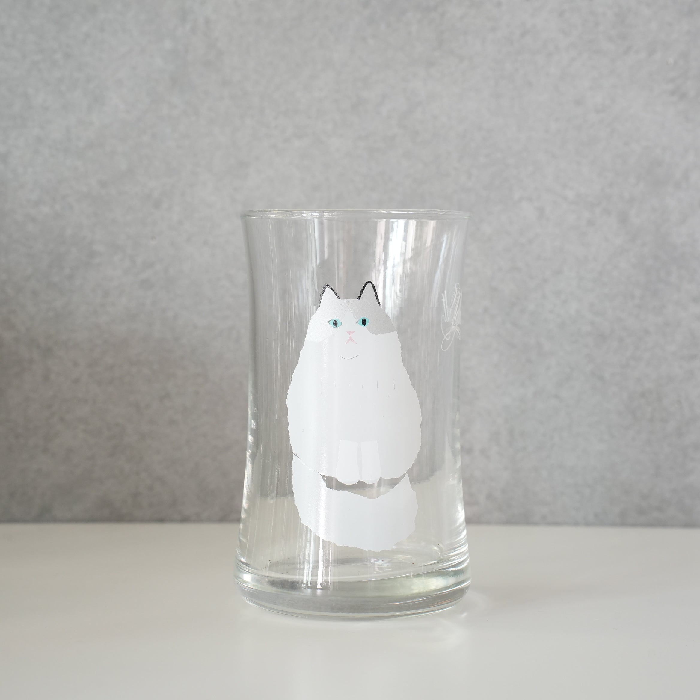 うそみたいなコップ　ノルウェイジャンフォレストキャット