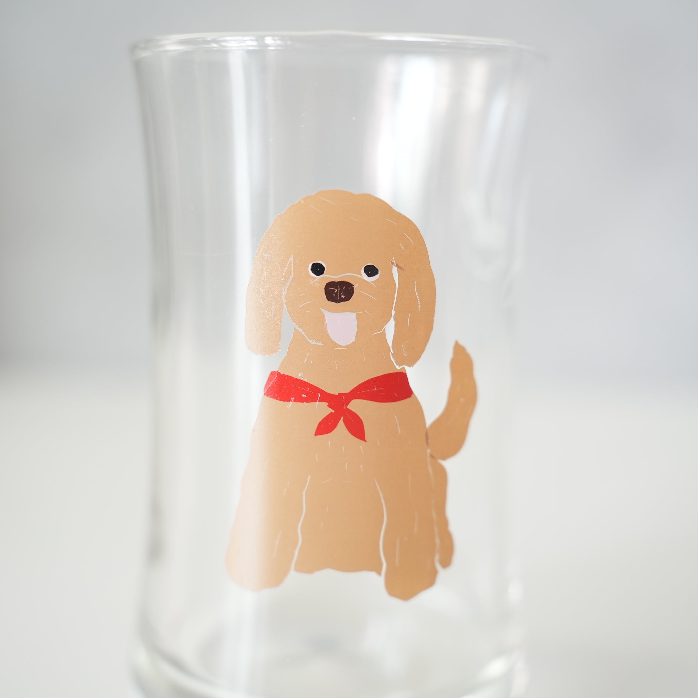 うそみたいなコップ　茶色い犬
