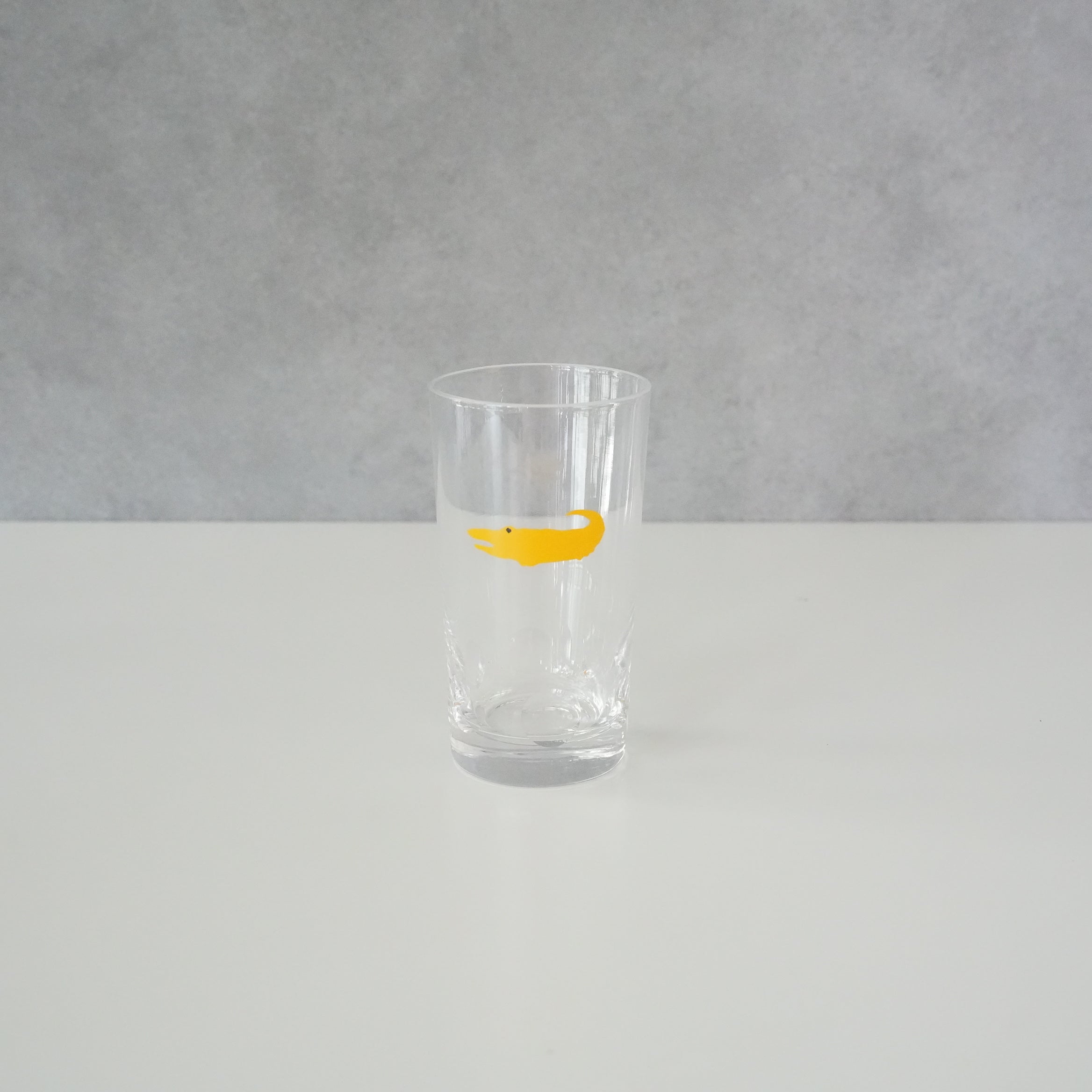 うそみたいなコップ　きいろいわに