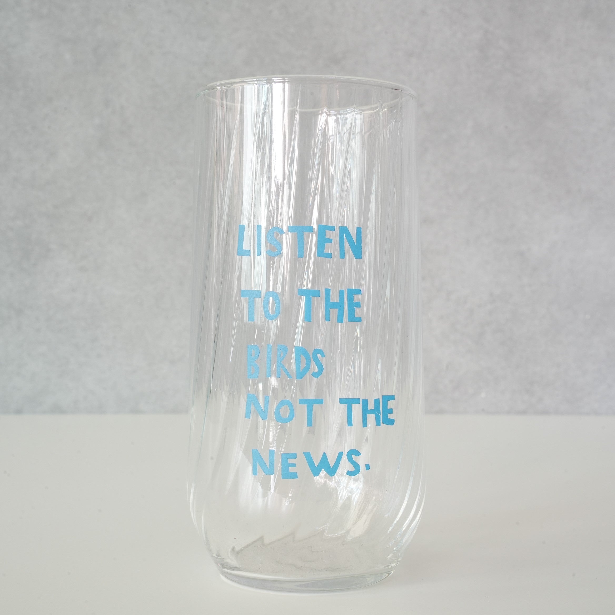 うそみたいなコップ　LISTEN TO THE BIRDS NOT THE NEWS.