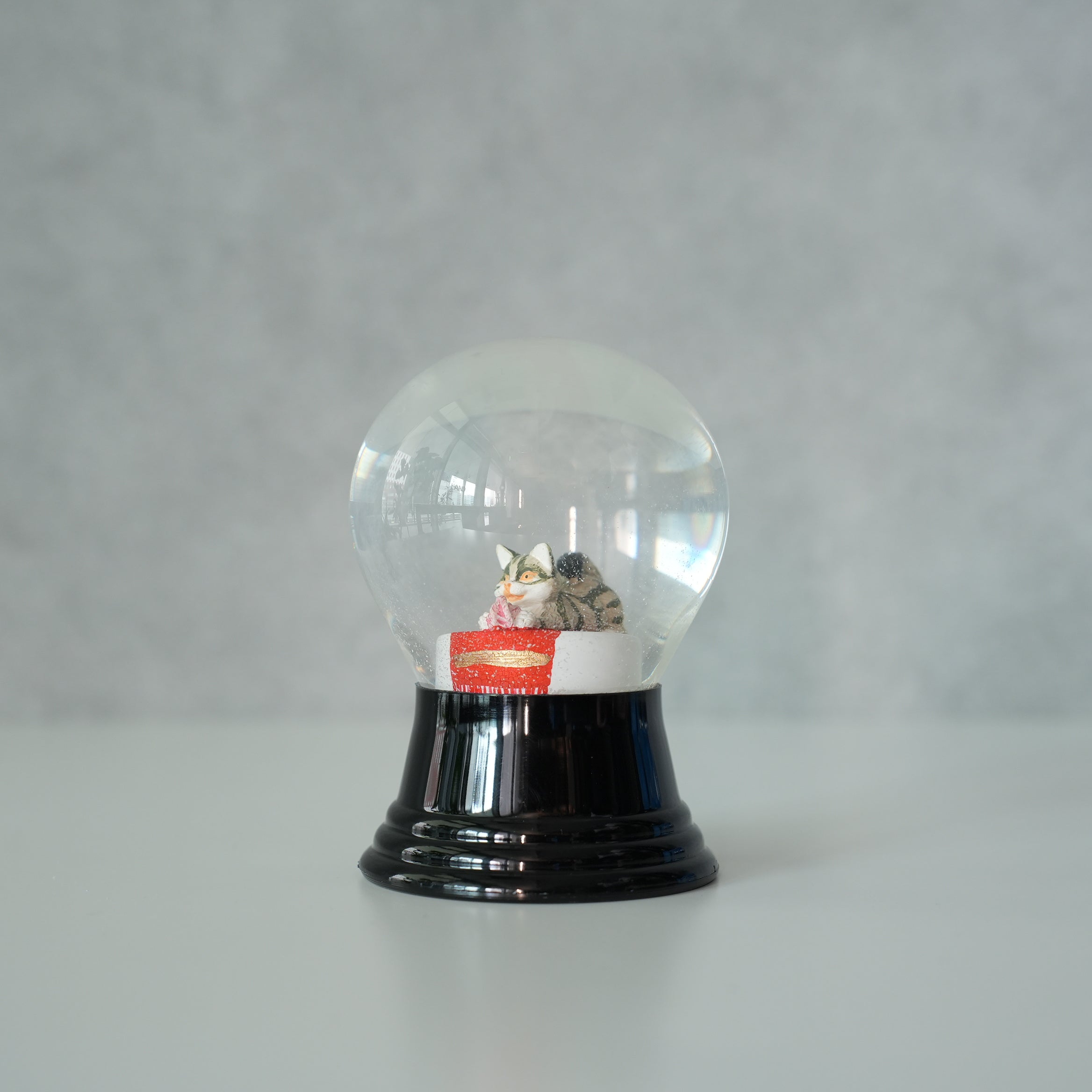 PERZY スノーグローブ 80mm　Cat with Ball