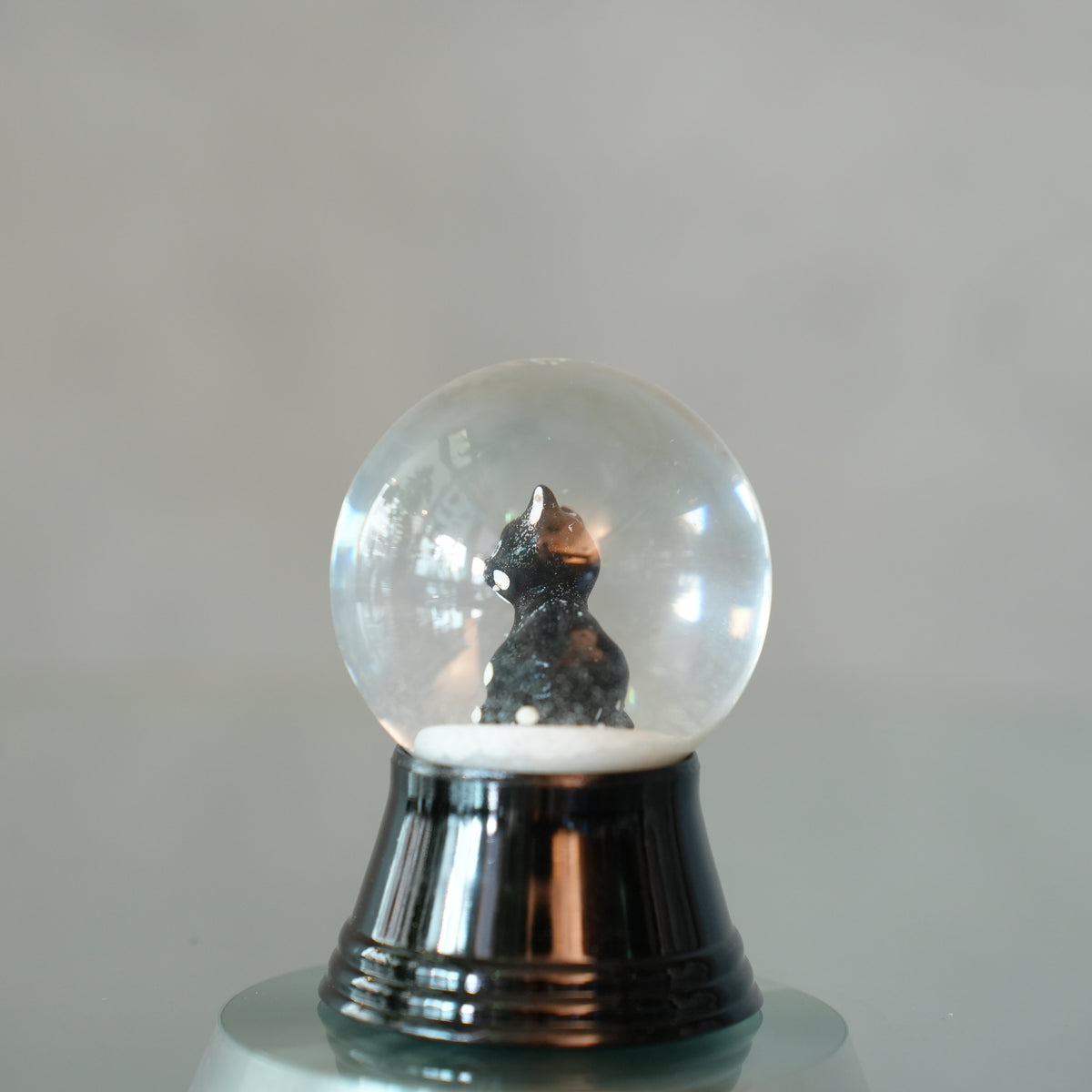 PERZY スノーグローブ 45mm　Cat sitting black