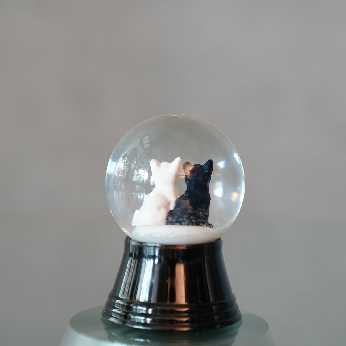 PERZY スノーグローブ 45mm　Cats white and black
