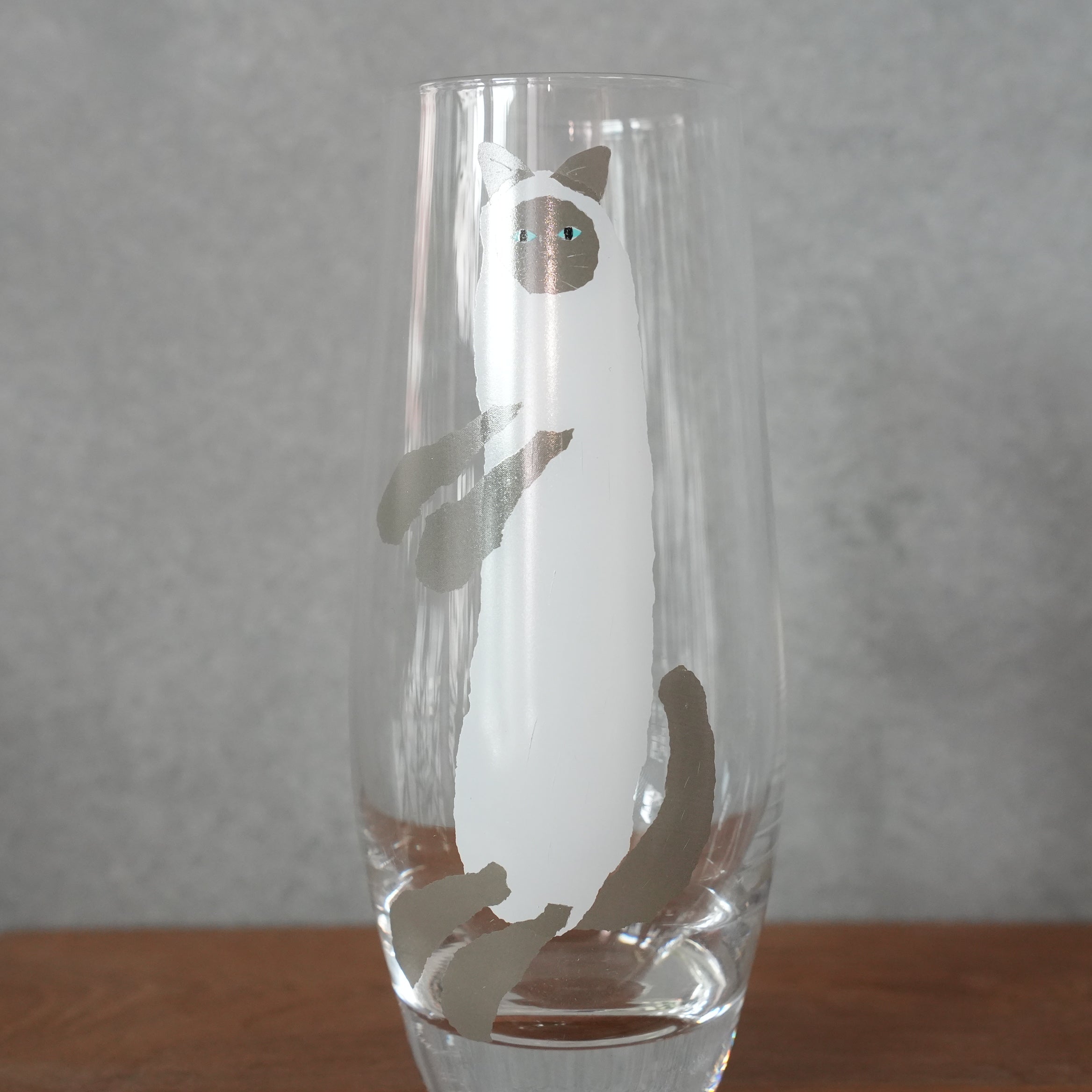 うそみたいなコップ　長いシャムねこ