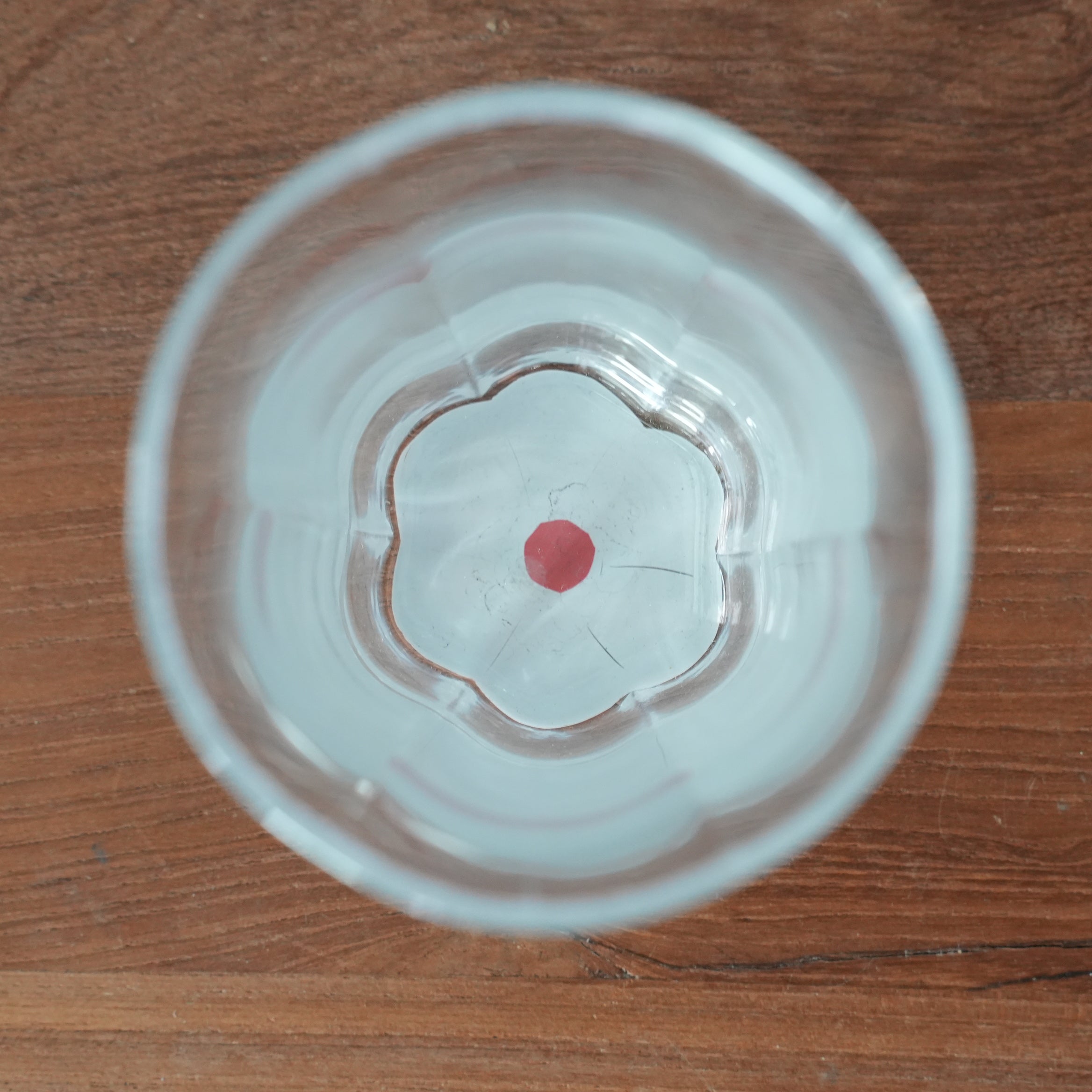 うそみたいなコップ　底がお花のコップ