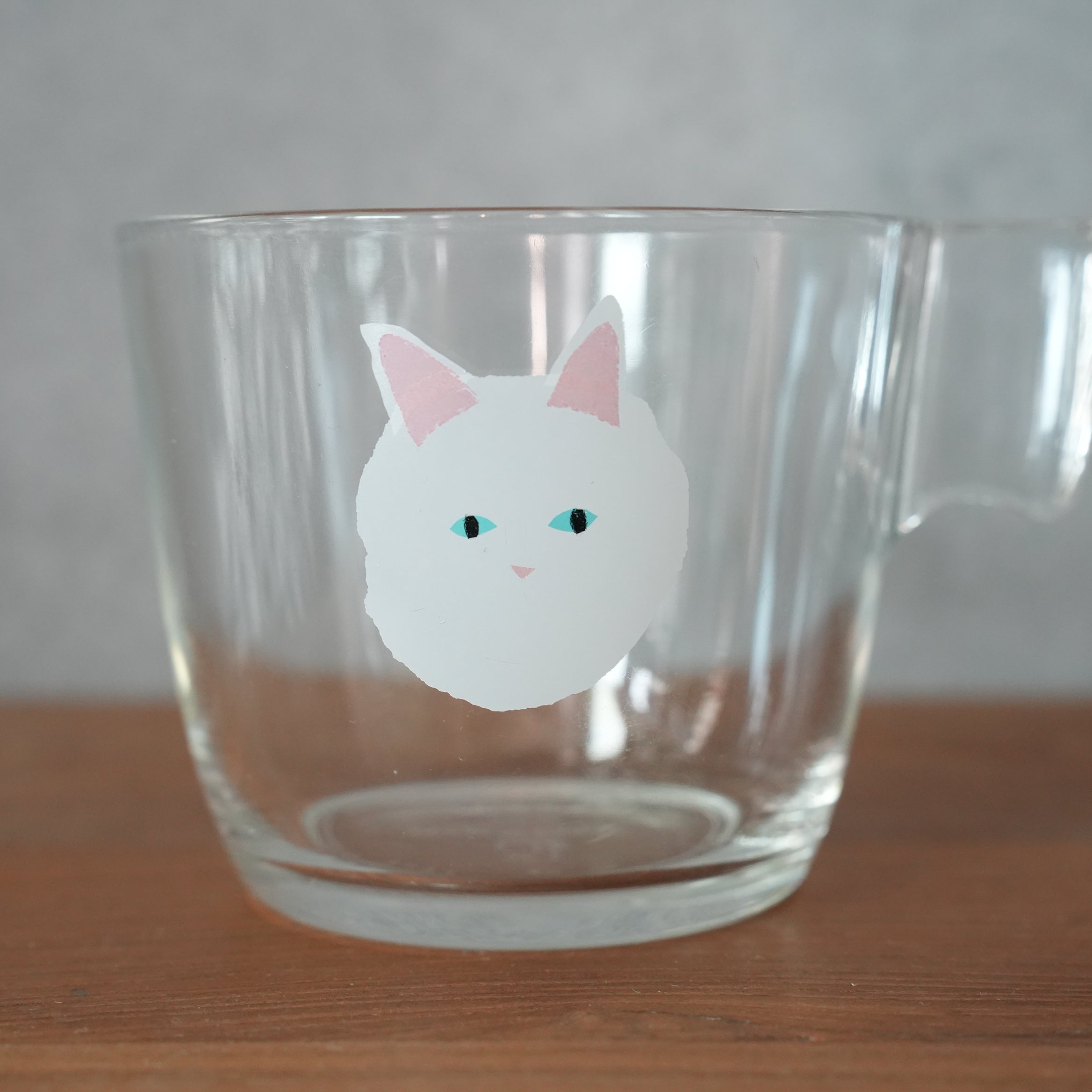 うそみたいなコップ　しろねこちゃん