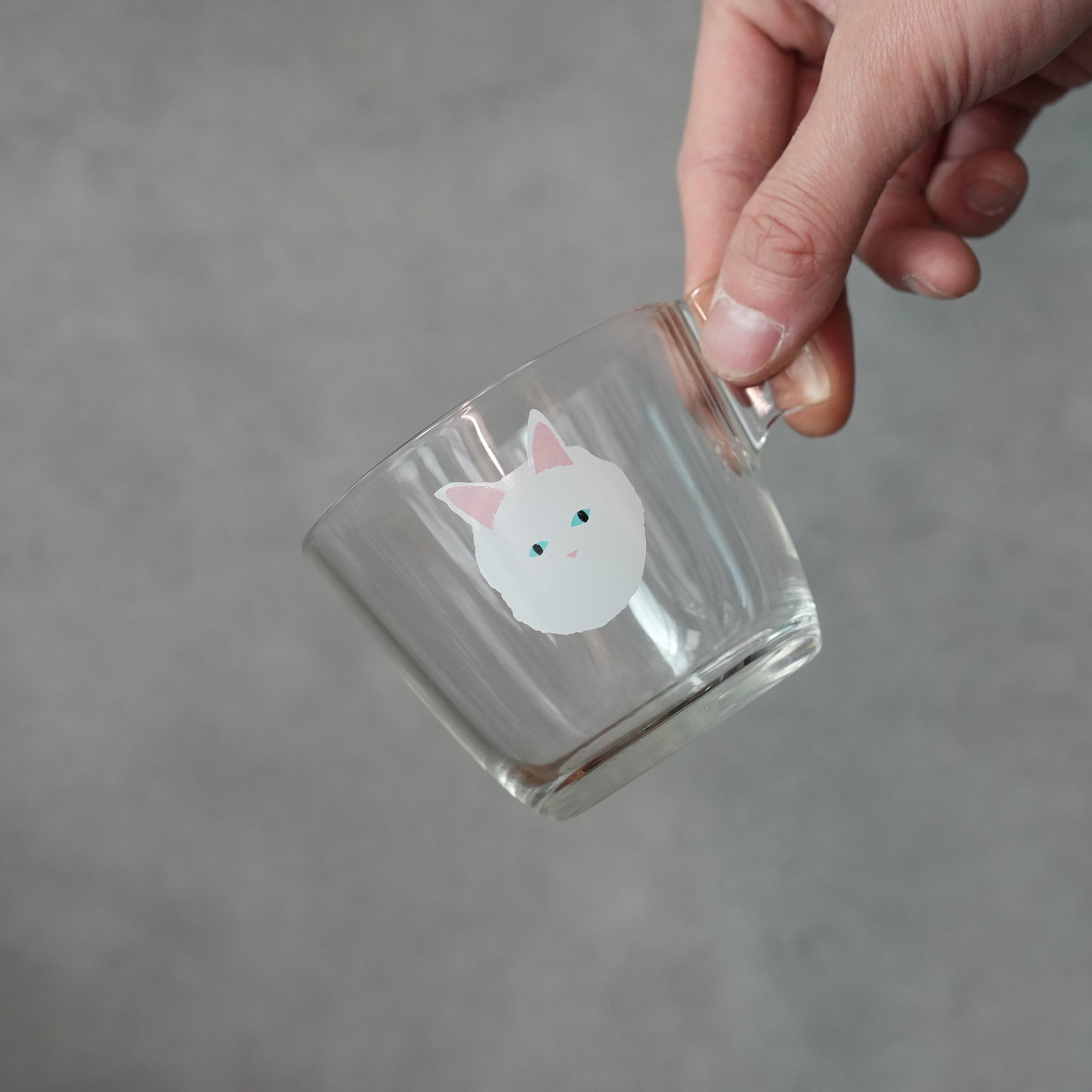 うそみたいなコップ　しろねこちゃん