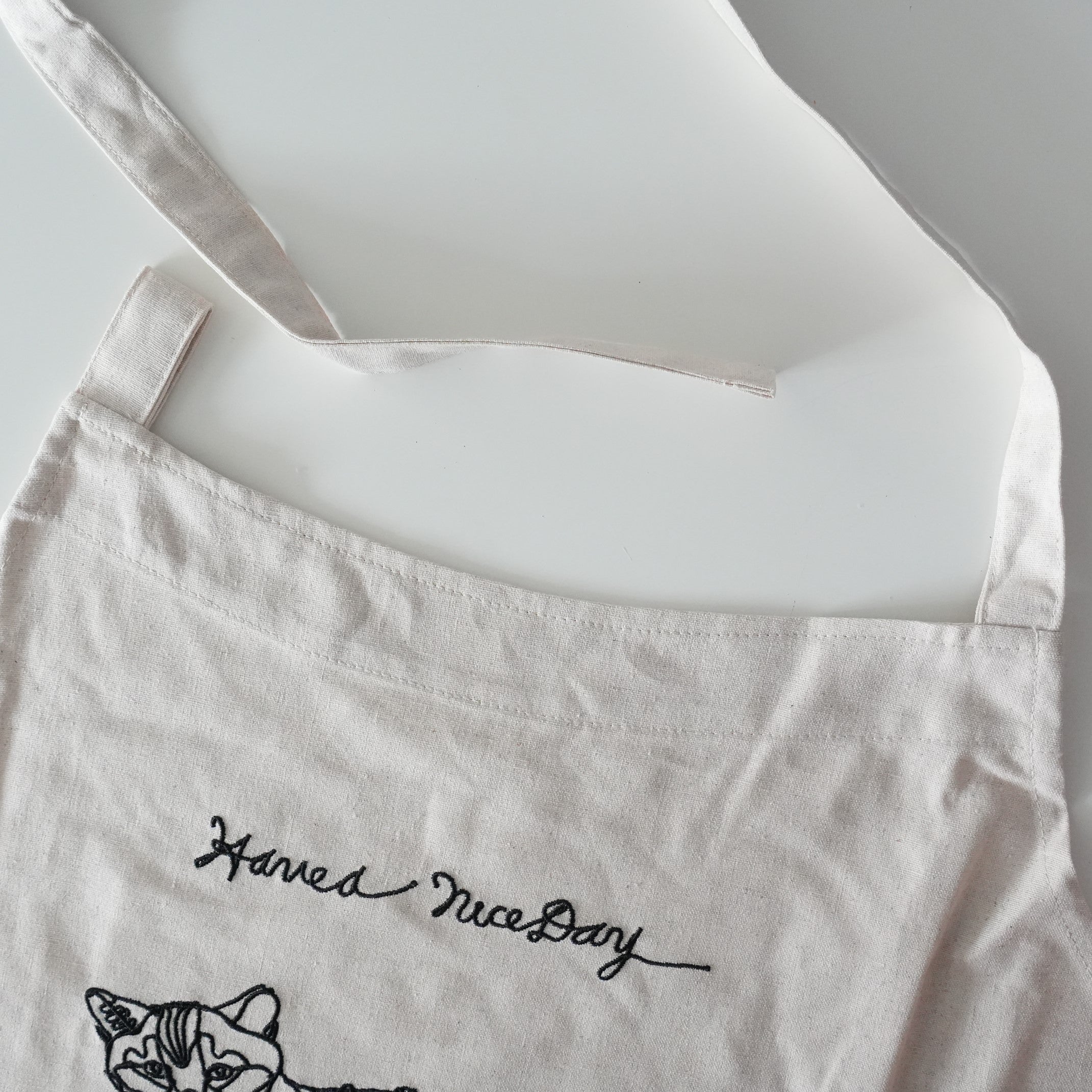 HAyU 刺繍ショートエプロン